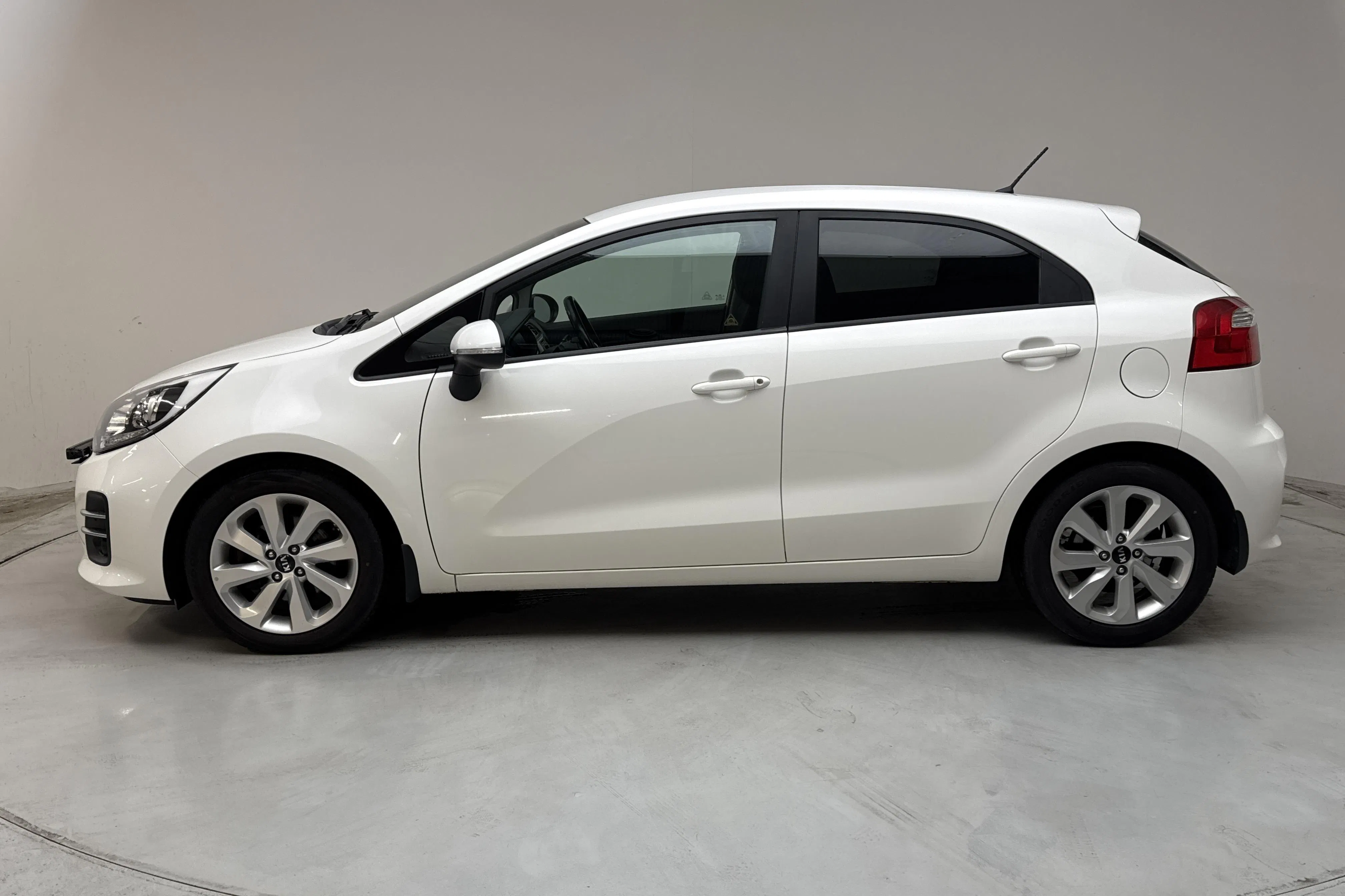 Presentationsfoto 2 av 12: KIA Rio 1.4 (109hk) - 10 626 mil - Automat - vit - 2016