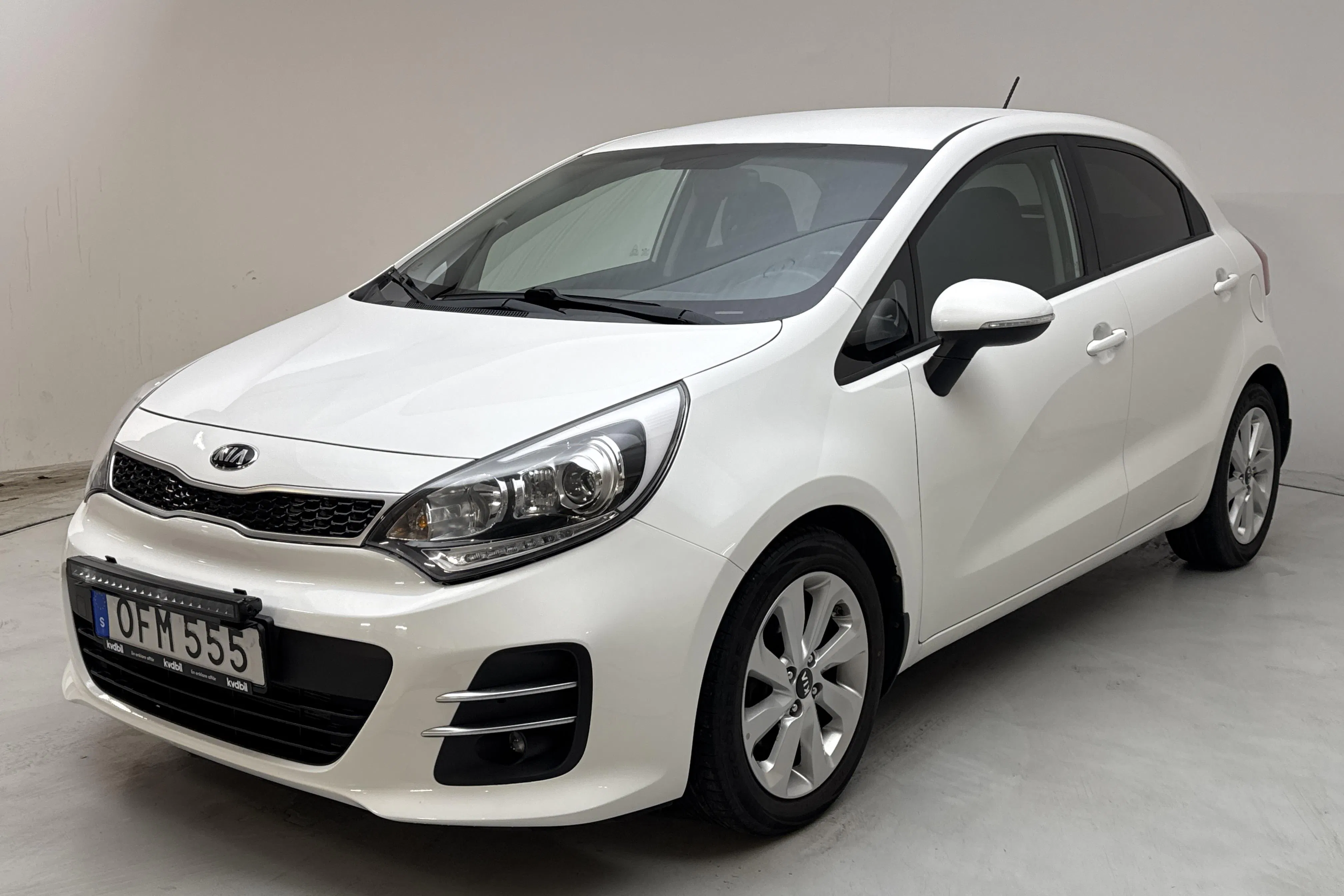Presentationsfoto 1 av 12: KIA Rio 1.4 (109hk) - 10 626 mil - Automat - vit - 2016