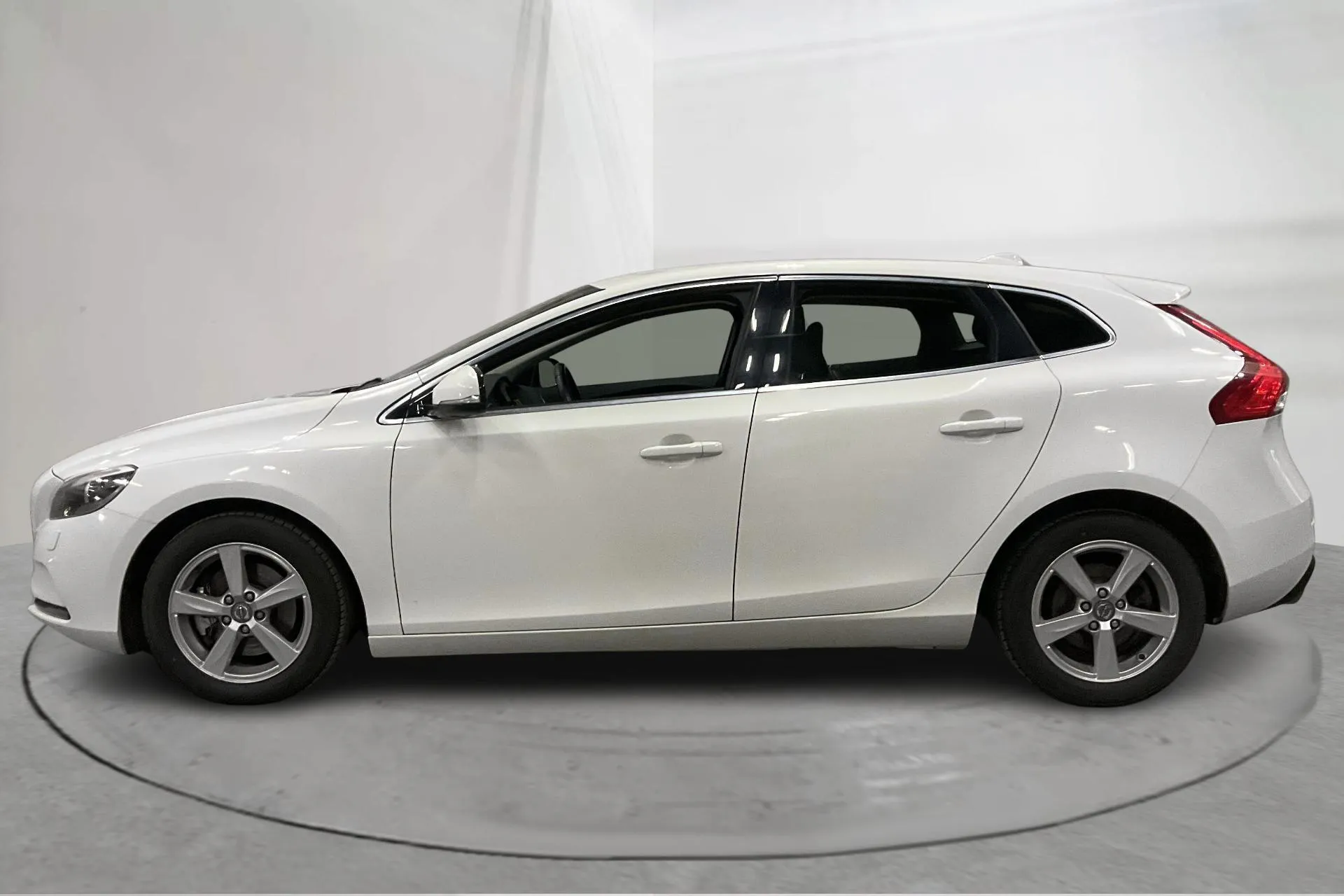 Presentation photo 2 of 16: Volvo V40 T3 (150hk) - 192 880 km - Manual - white - 2015
