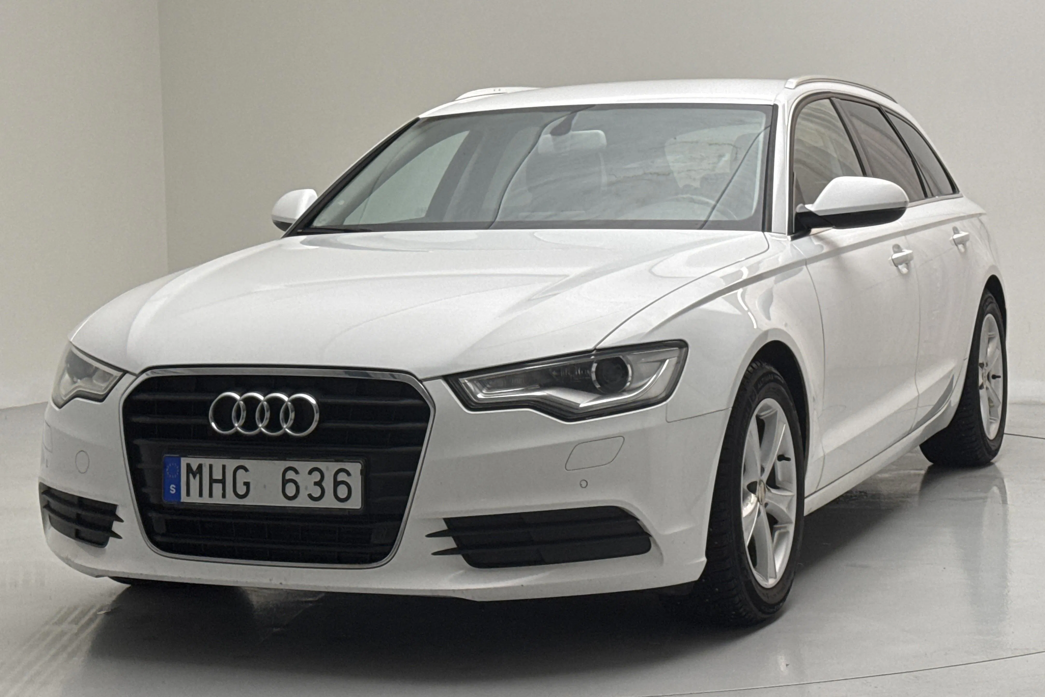 Presentationsfoto 1 av 13: Audi A6 2.0 TDI Avant (177hk) - 24 633 mil - Automat - vit - 2012