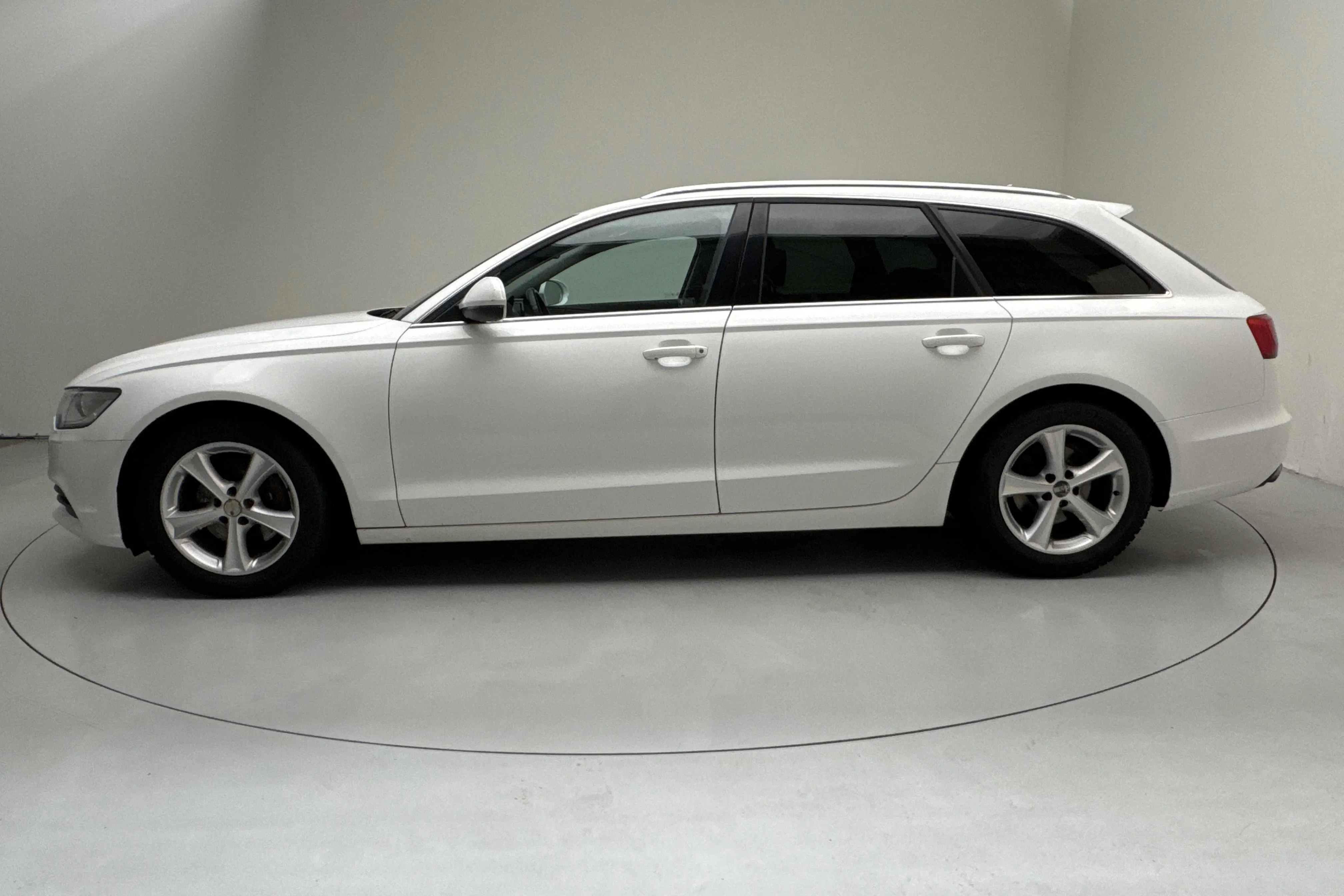 Presentationsfoto 2 av 13: Audi A6 2.0 TDI Avant (177hk) - 24 633 mil - Automat - vit - 2012