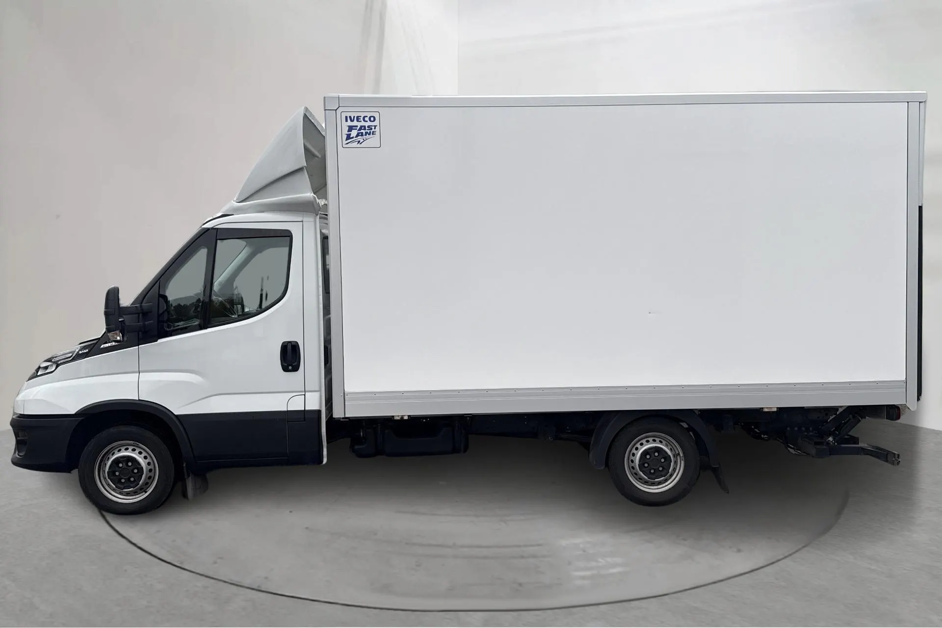 Presentation photo 2 of 18: Iveco Daily 35 Volymskåp 2.3 (156hk) - 33 040 km - Automatic - white - 2022