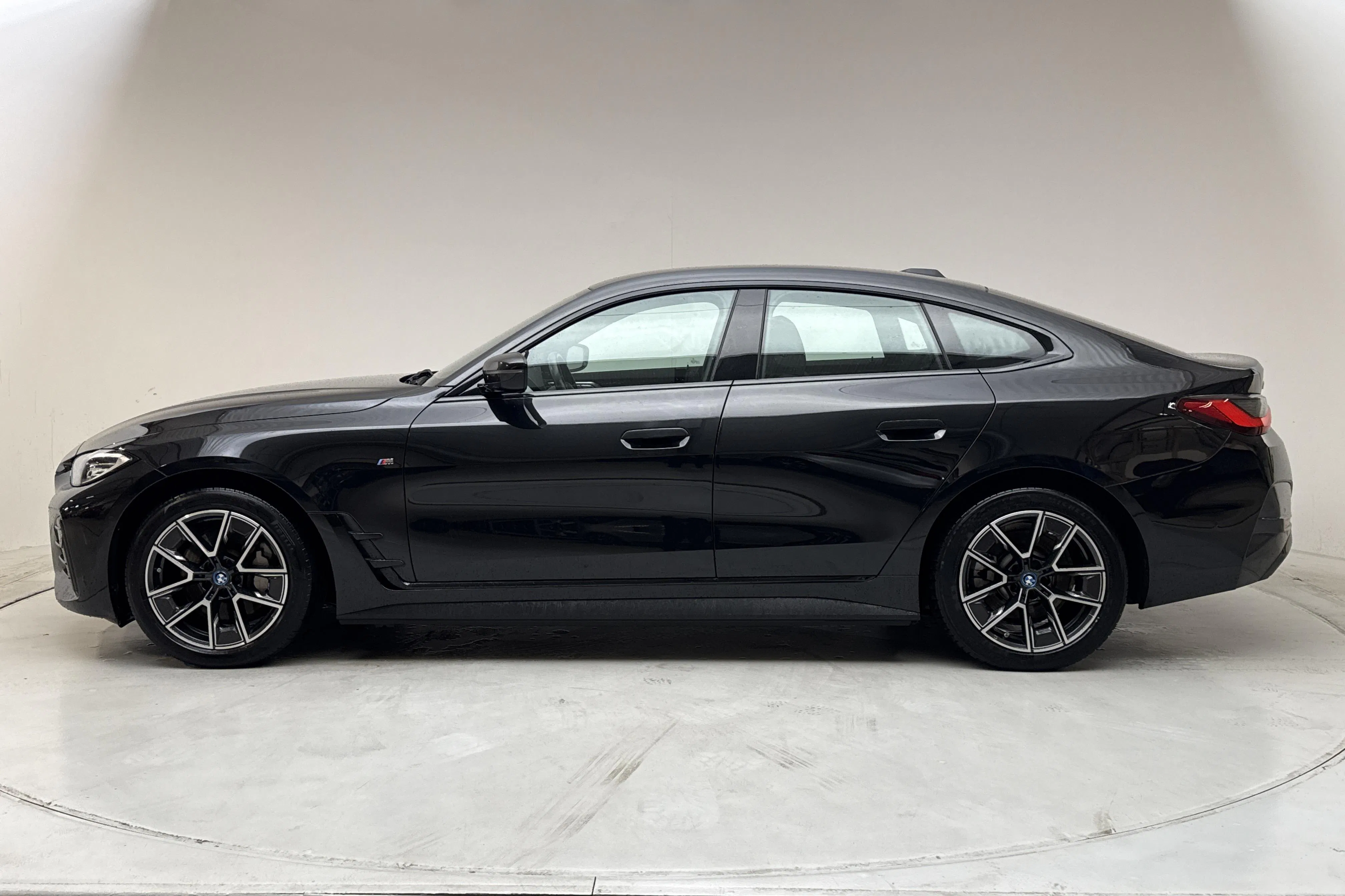 Presentation photo 2 of 24: BMW i4 eDrive40, G26 (340hk) - 14 911 Scandinavian mile - Automatic - black - 2024