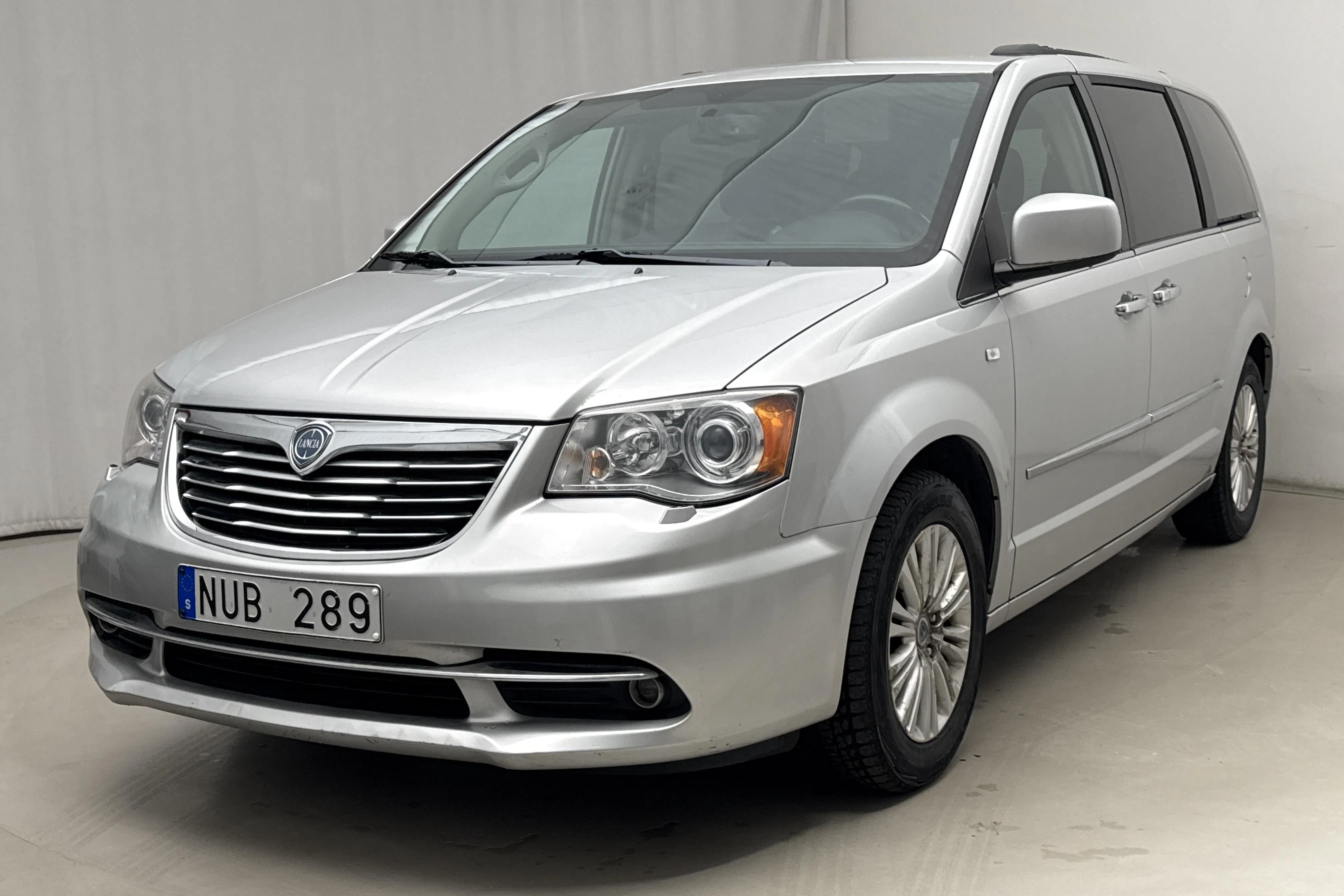 Presentationsfoto 1 av 20: Lancia Lancia Voyager 3.6 V6 (283hk) - 8 990 mil - Automat - grå - 2012