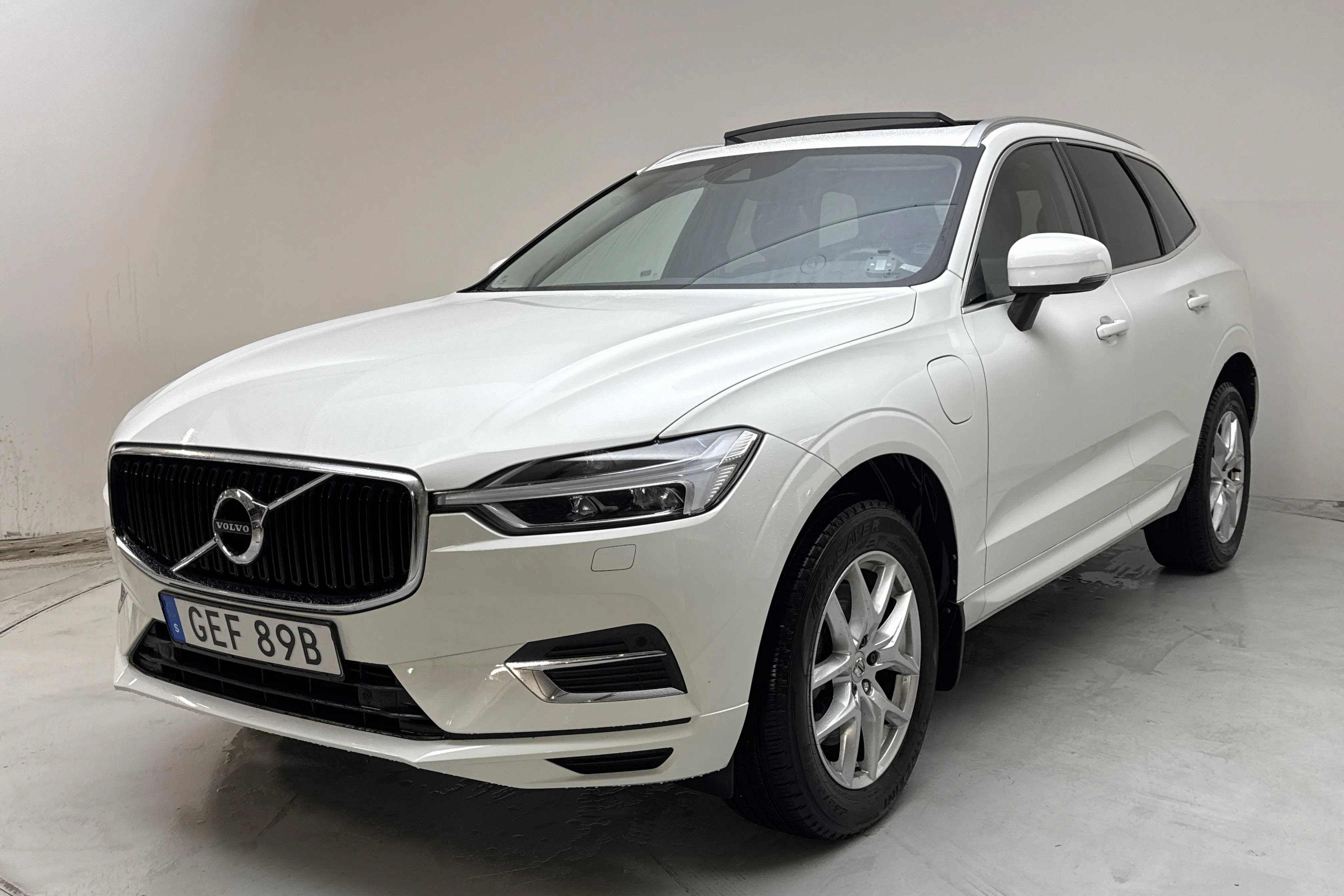 Presentationsfoto 1 av 18: Volvo XC60 T8 AWD Recharge (390hk) - 9 619 mil - Automat - vit - 2020