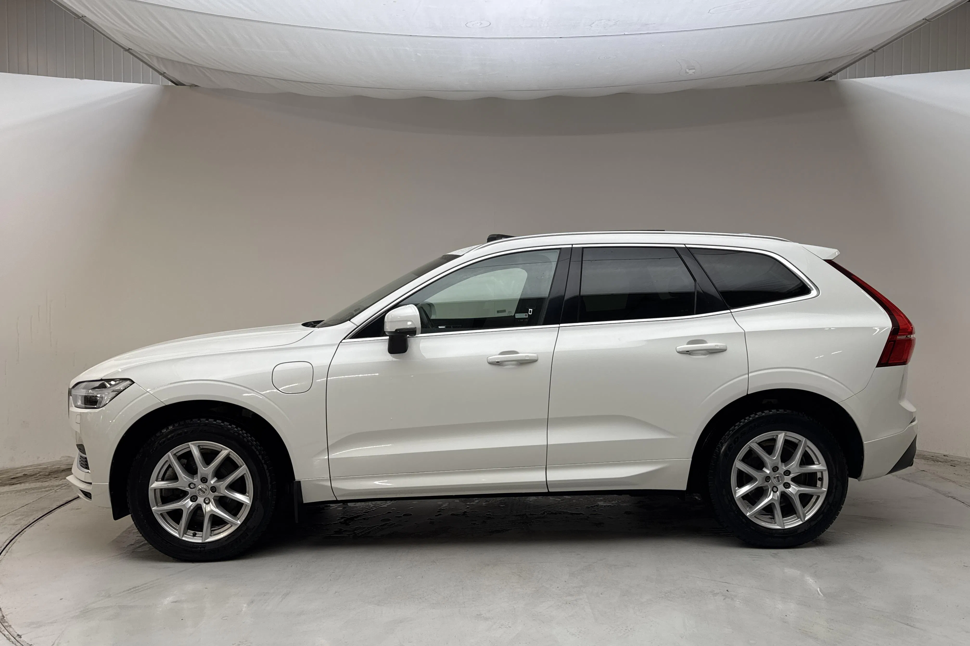 Presentationsfoto 2 av 18: Volvo XC60 T8 AWD Recharge (390hk) - 9 619 mil - Automat - vit - 2020