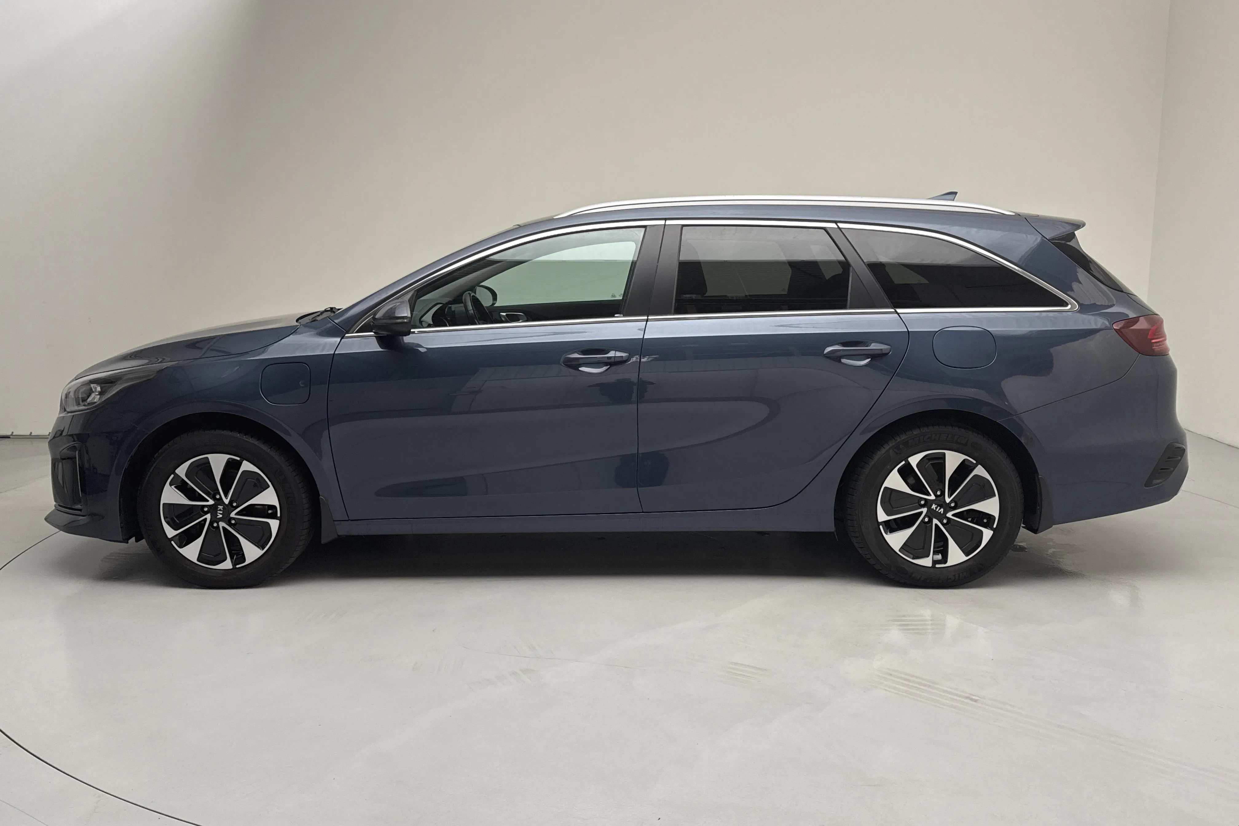 Presentationsfoto 2 av 16: KIA Ceed 1.6 Plug-in Hybrid SW (141hk) - 9 570 mil - Automat - blå - 2021