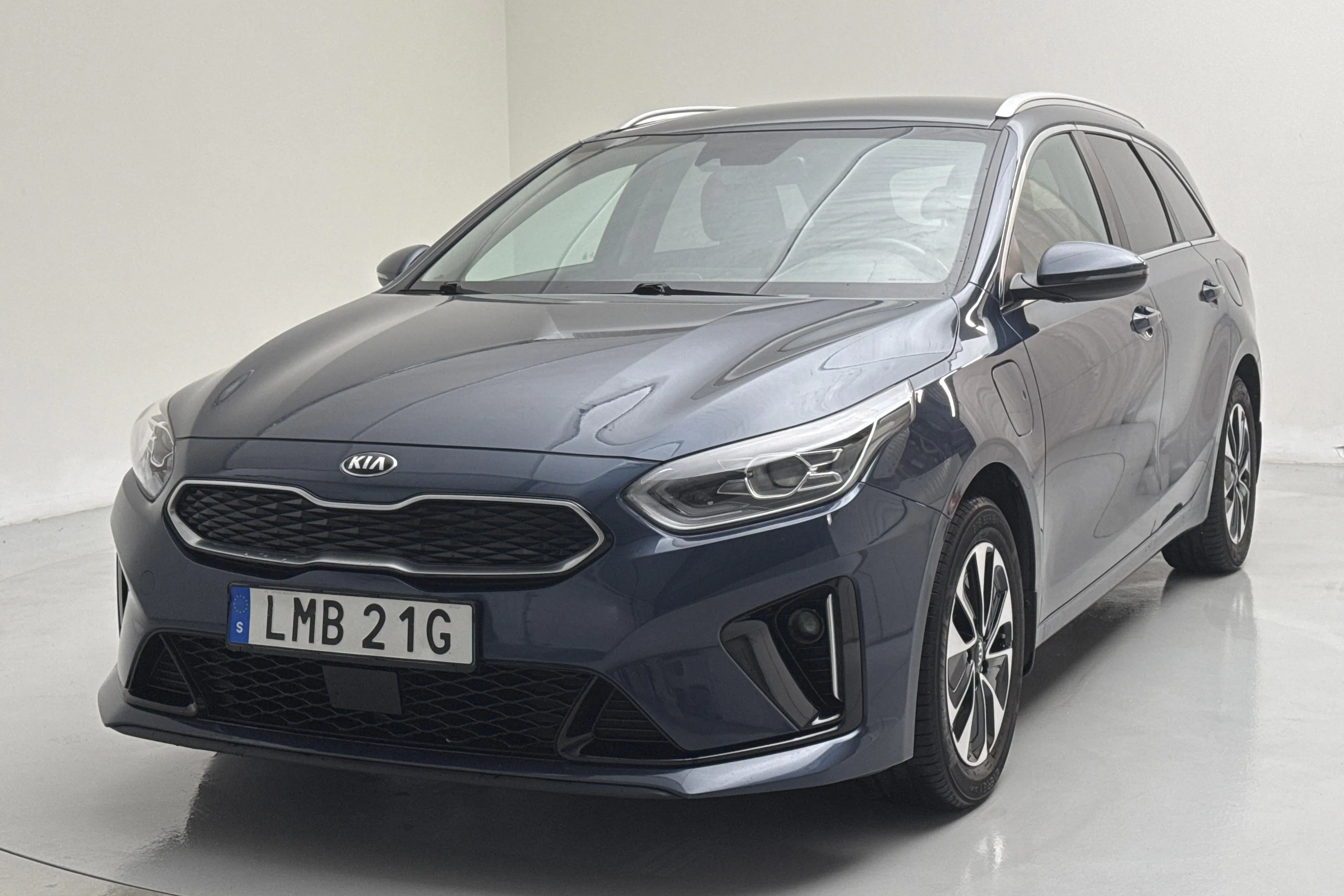 Presentationsfoto 1 av 16: KIA Ceed 1.6 Plug-in Hybrid SW (141hk) - 9 570 mil - Automat - blå - 2021