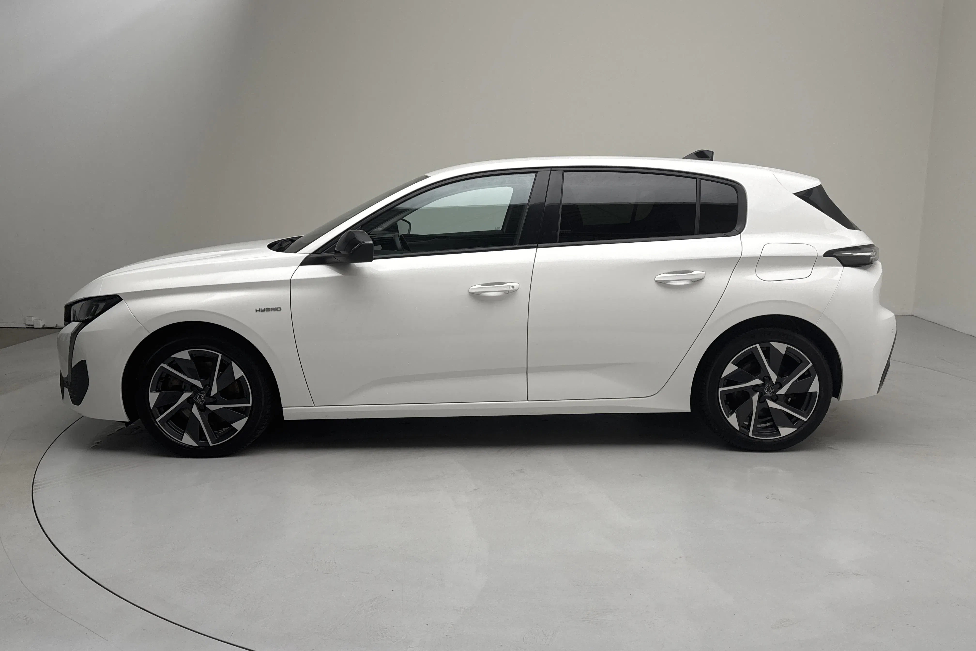 Presentationsfoto 2 av 18: Peugeot 308 1.6 PHEV 5dr (180hk) - 9 503 mil - Automat - vit - 2022