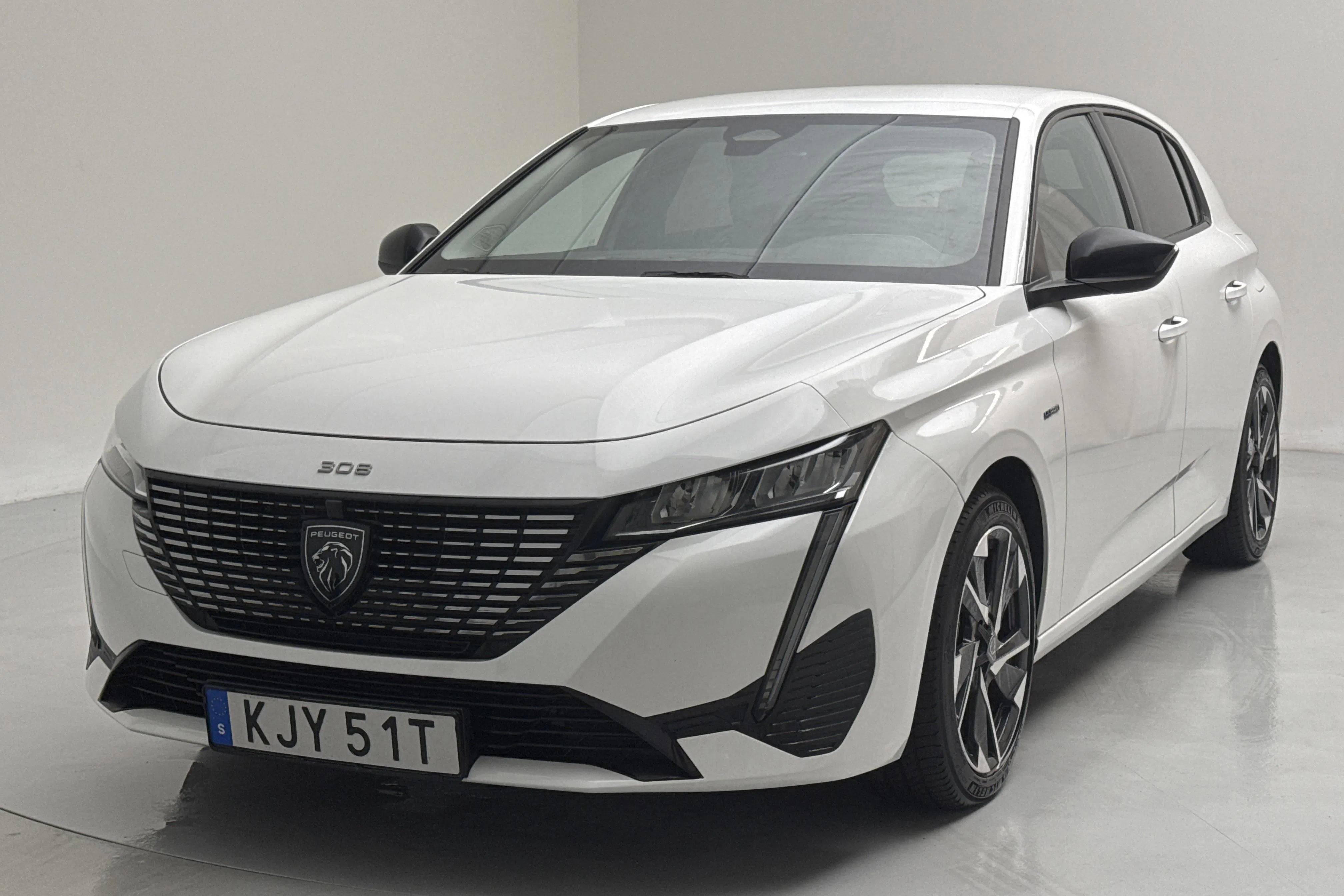 Presentationsfoto 1 av 18: Peugeot 308 1.6 PHEV 5dr (180hk) - 9 503 mil - Automat - vit - 2022