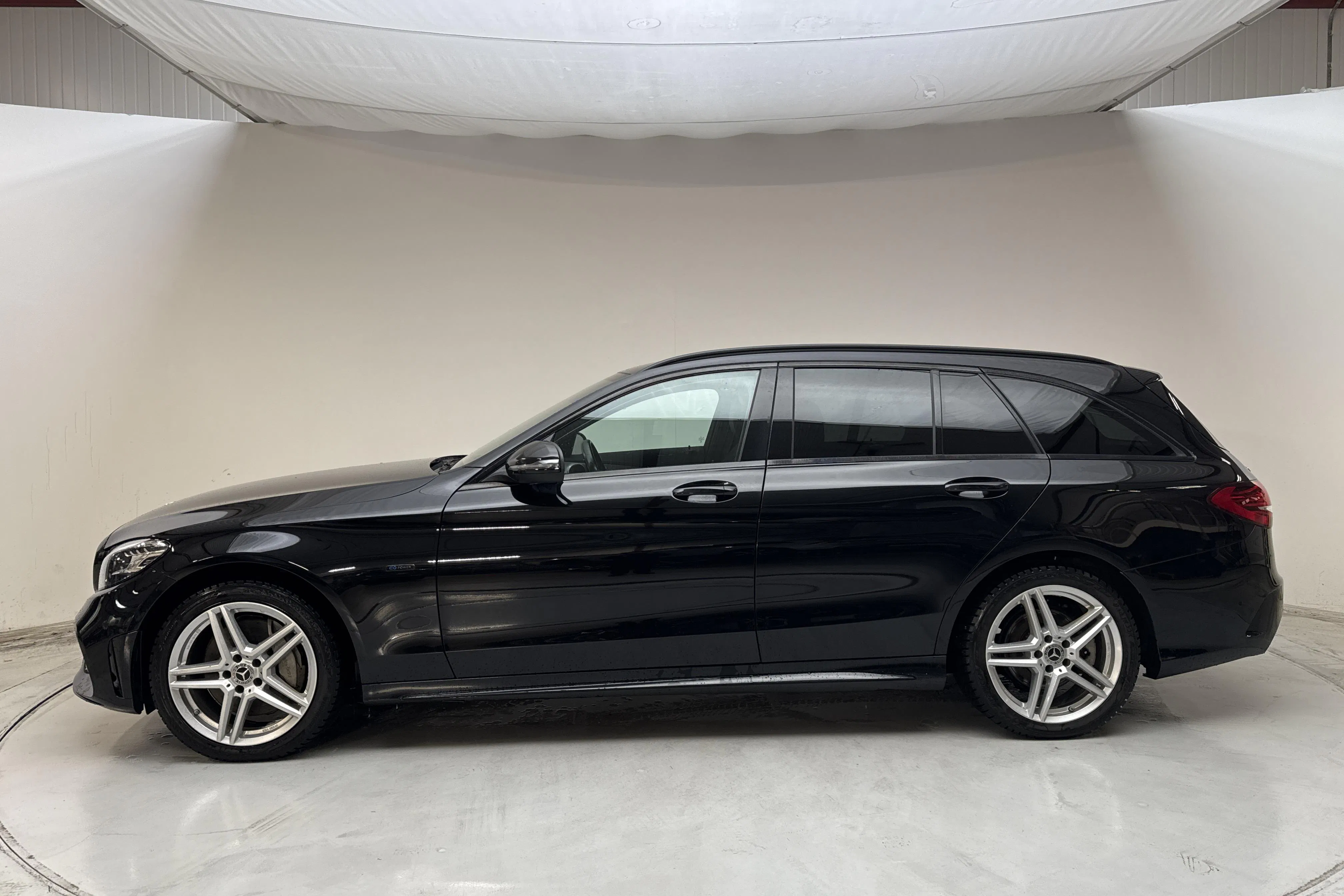 Presentation photo 2 of 17: Mercedes C 300 e Kombi S205 (320hk) - 127 400 km - Automatic - black - 2021