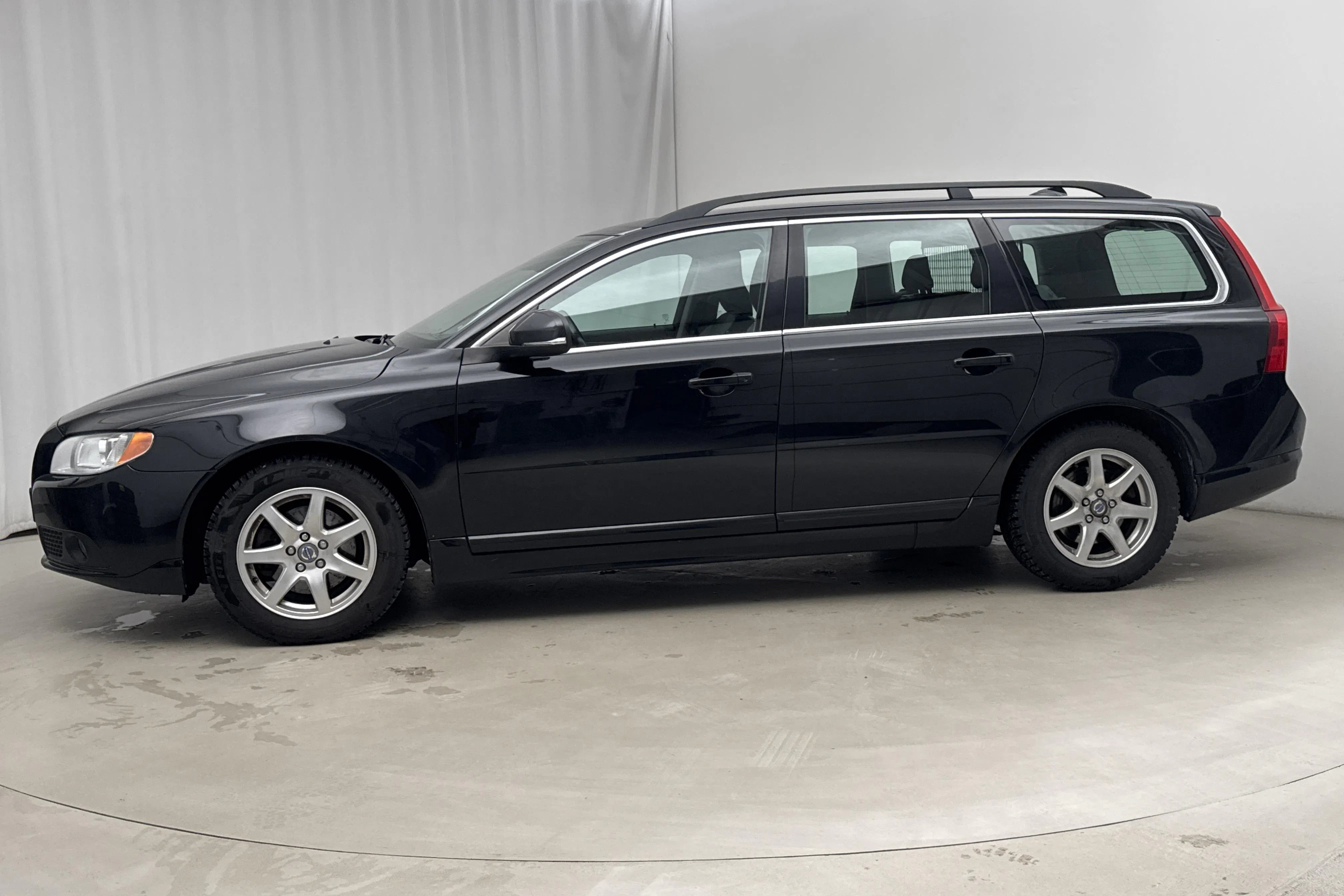 Presentationsfoto 2 av 17: Volvo V70 II D2 (115hk) - 18 968 mil - Manuell - svart - 2013