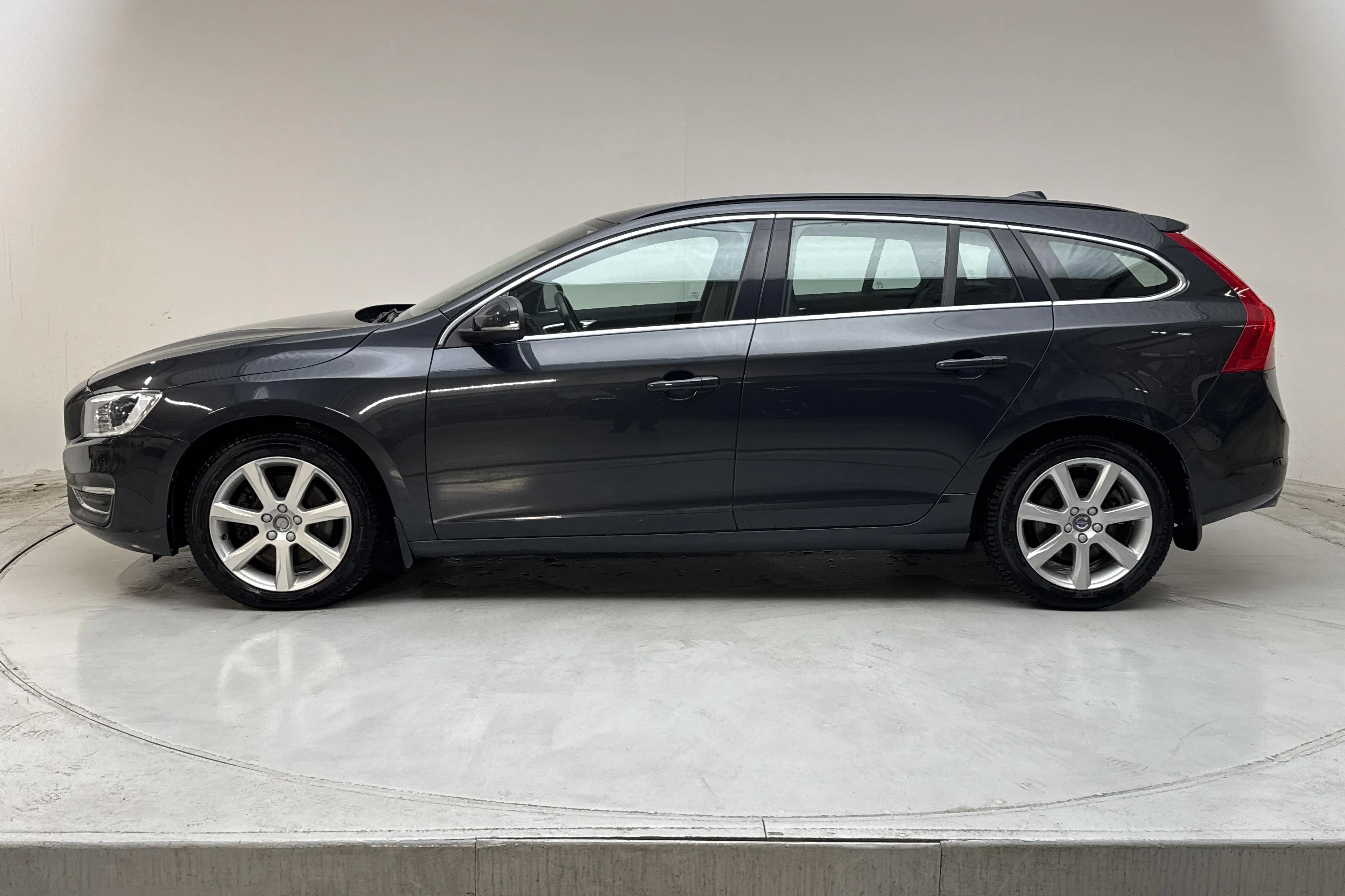 Presentationsfoto 2 av 15: Volvo V60 D4 AWD (190hk) - 4 841 mil - Automat - grå - 2018