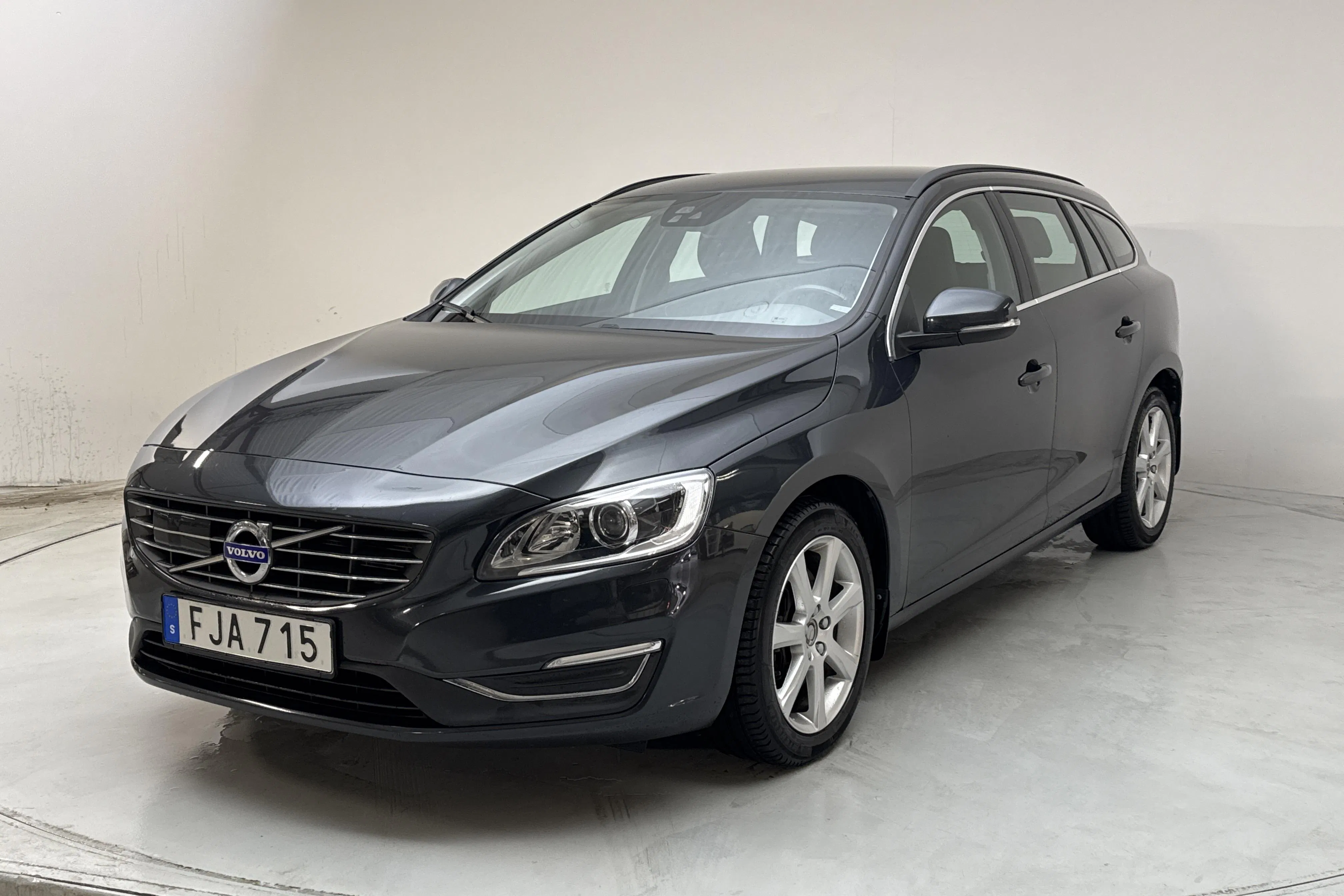Presentationsfoto 1 av 15: Volvo V60 D4 AWD (190hk) - 4 841 mil - Automat - grå - 2018