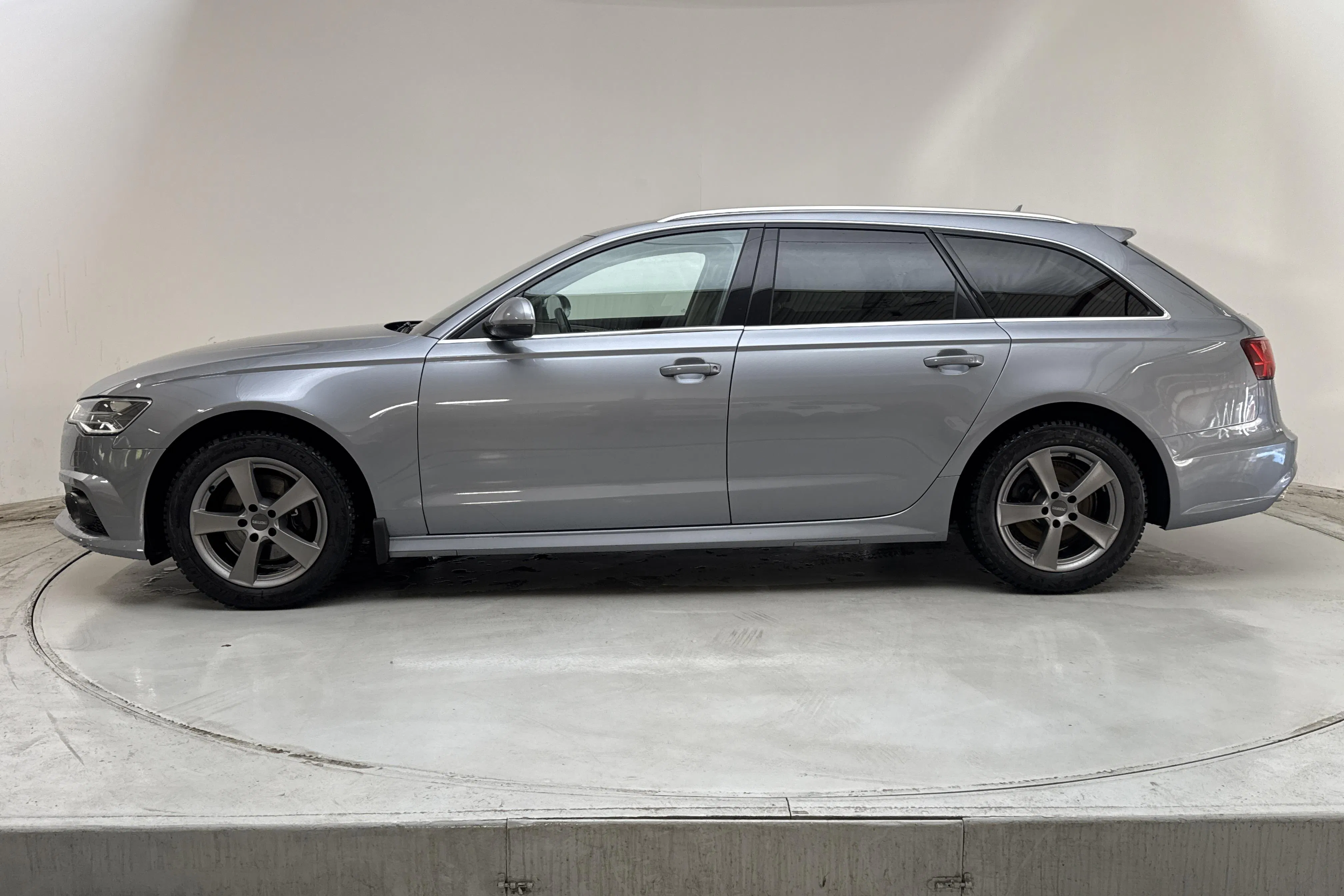 Presentationsfoto 2 av 16: Audi A6 2.0 TDI Avant (190hk) - 15 805 mil - Automat - grå - 2018