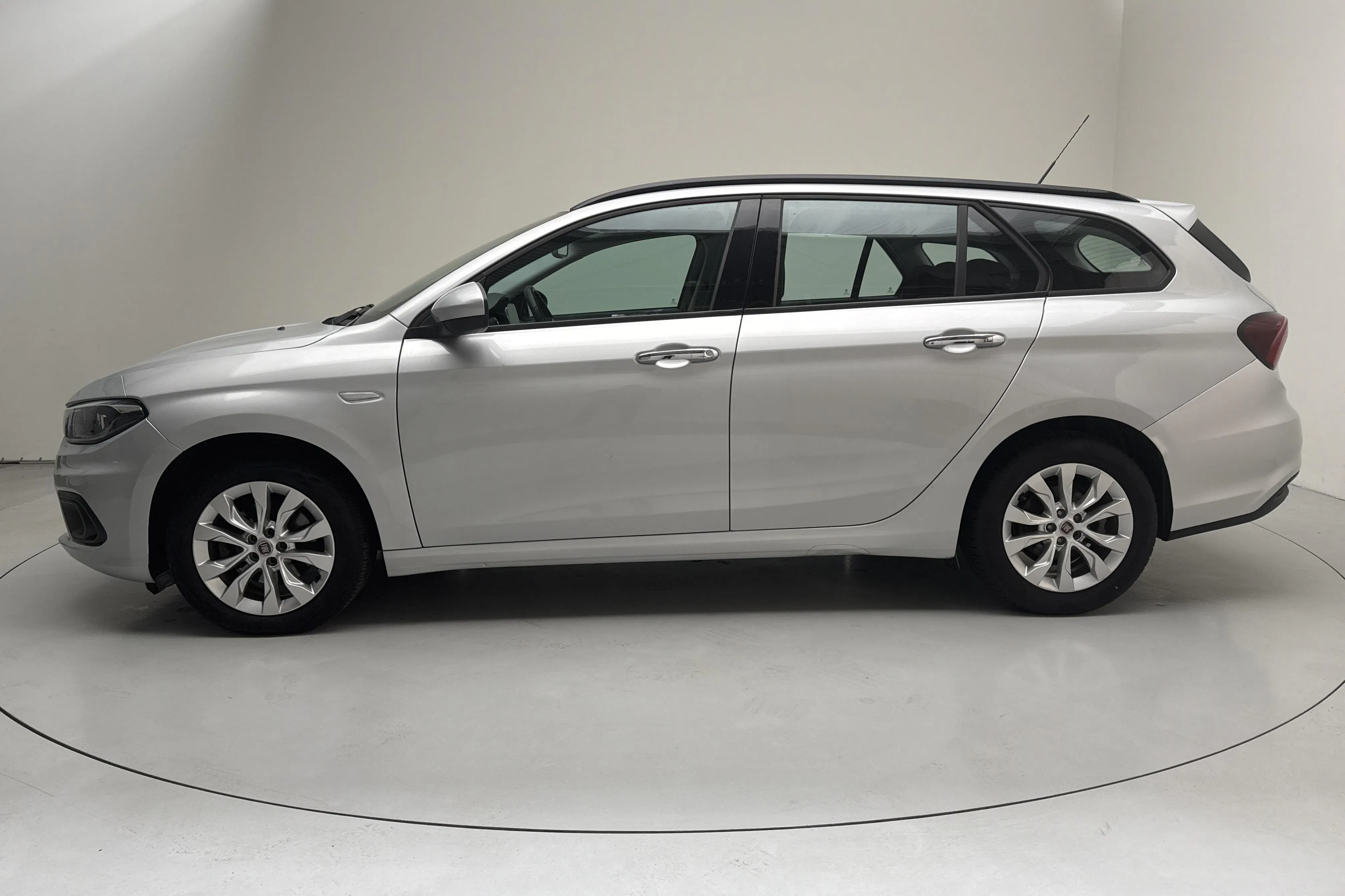 Presentation photo 2 of 12: Fiat Tipo 1.6 E-Torq Kombi (110hk) - 66 710 km - Automatic - gray - 2018