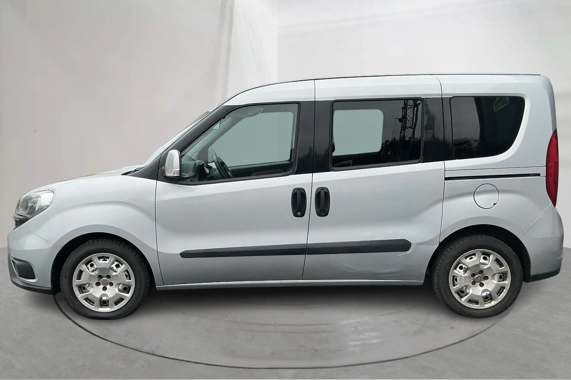 Presentationsfoto 2 av 14: Fiat Doblo Kombi 1.4T CNG (120hk) - 4 689 mil - Manuell - grå - 2015