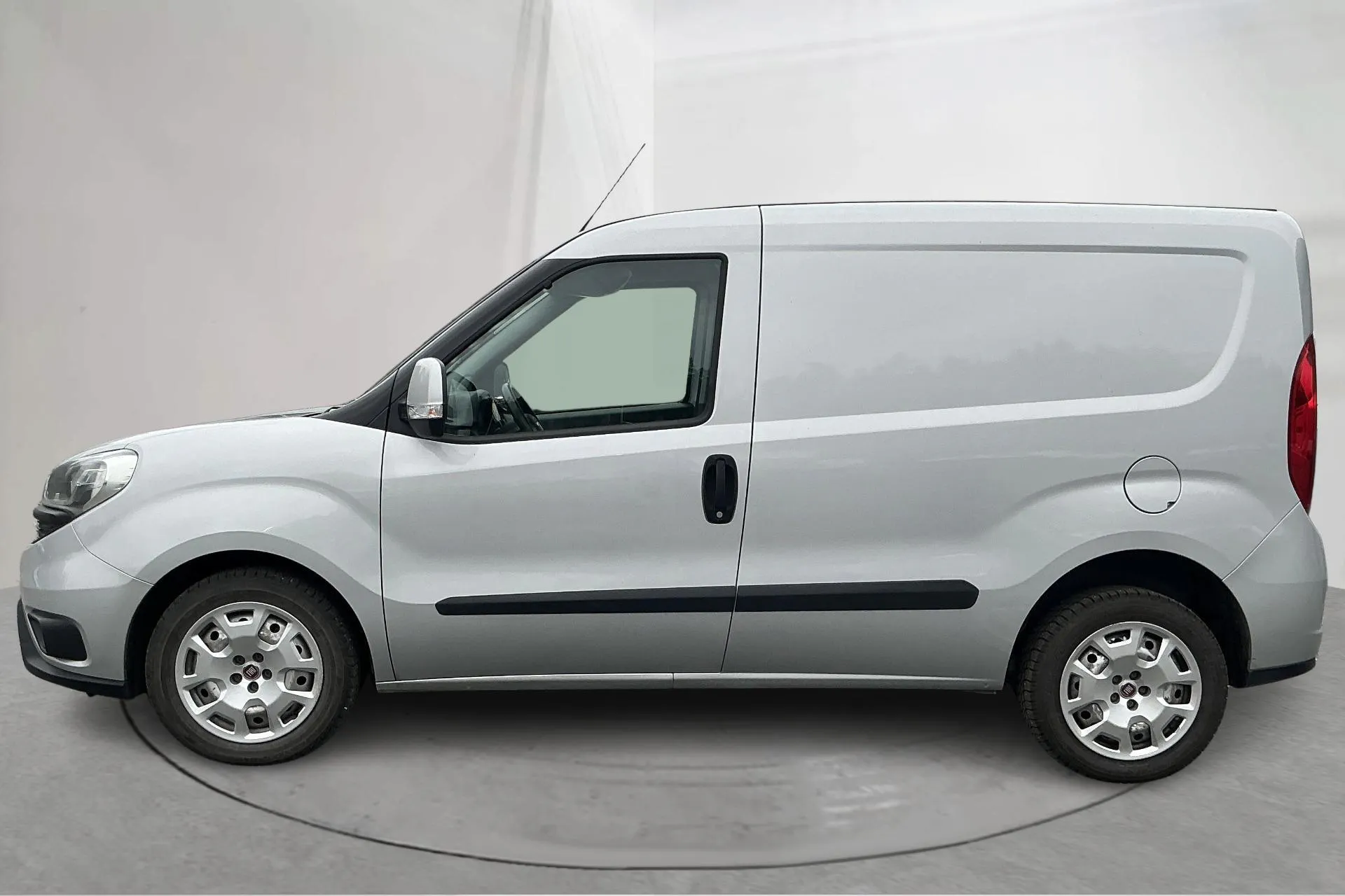 Presentationsfoto 2 av 20: Fiat Doblo Cargo 1.4T CNG (120hk) - 8 091 mil - Manuell - grå - 2015