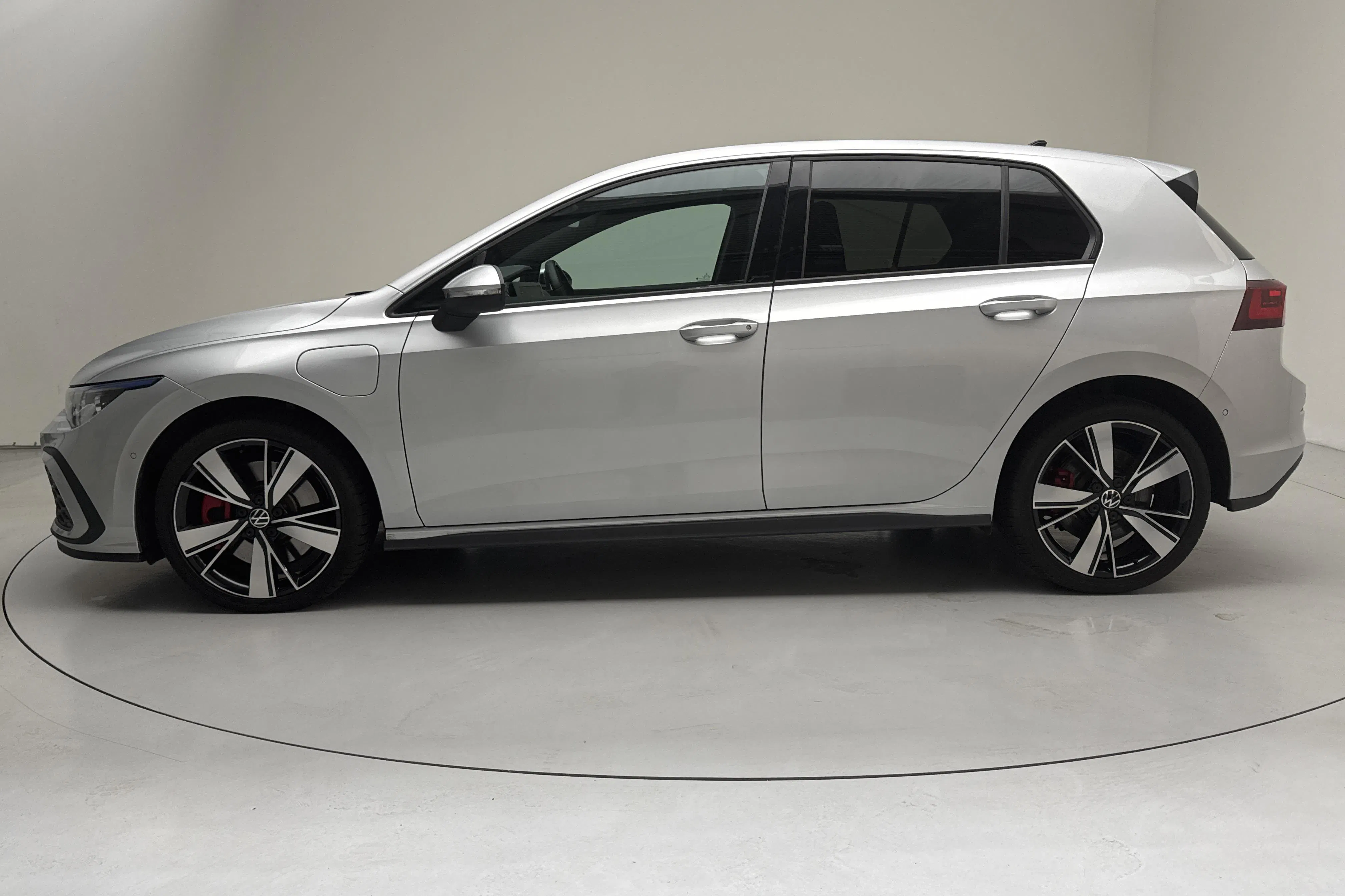 Presentation photo 2 of 18: VW Golf VIII 1.4 GTE 5dr (245hk) - 93 280 km - Automatic - silver - 2021