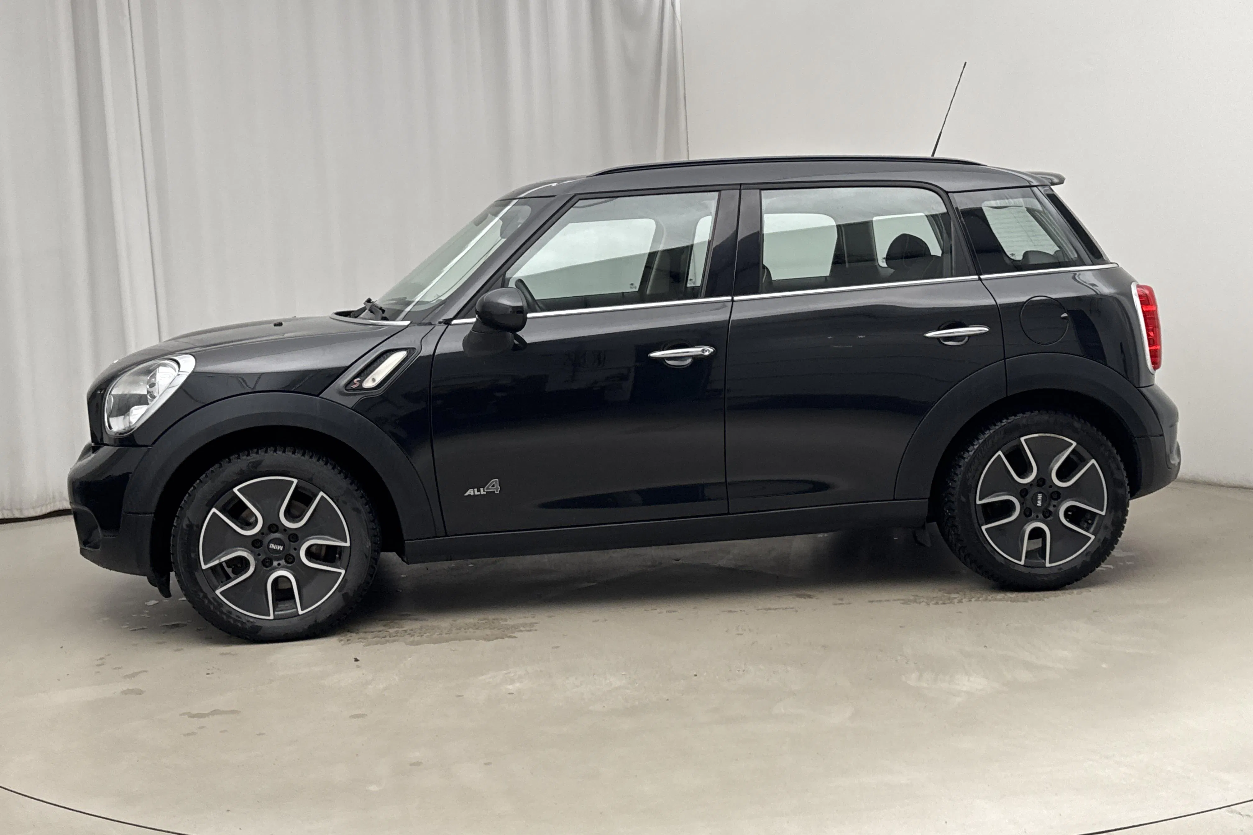Presentationsfoto 2 av 16: MINI Cooper S ALL4 Countryman (184hk) - 12 349 mil - Automat - svart - 2014