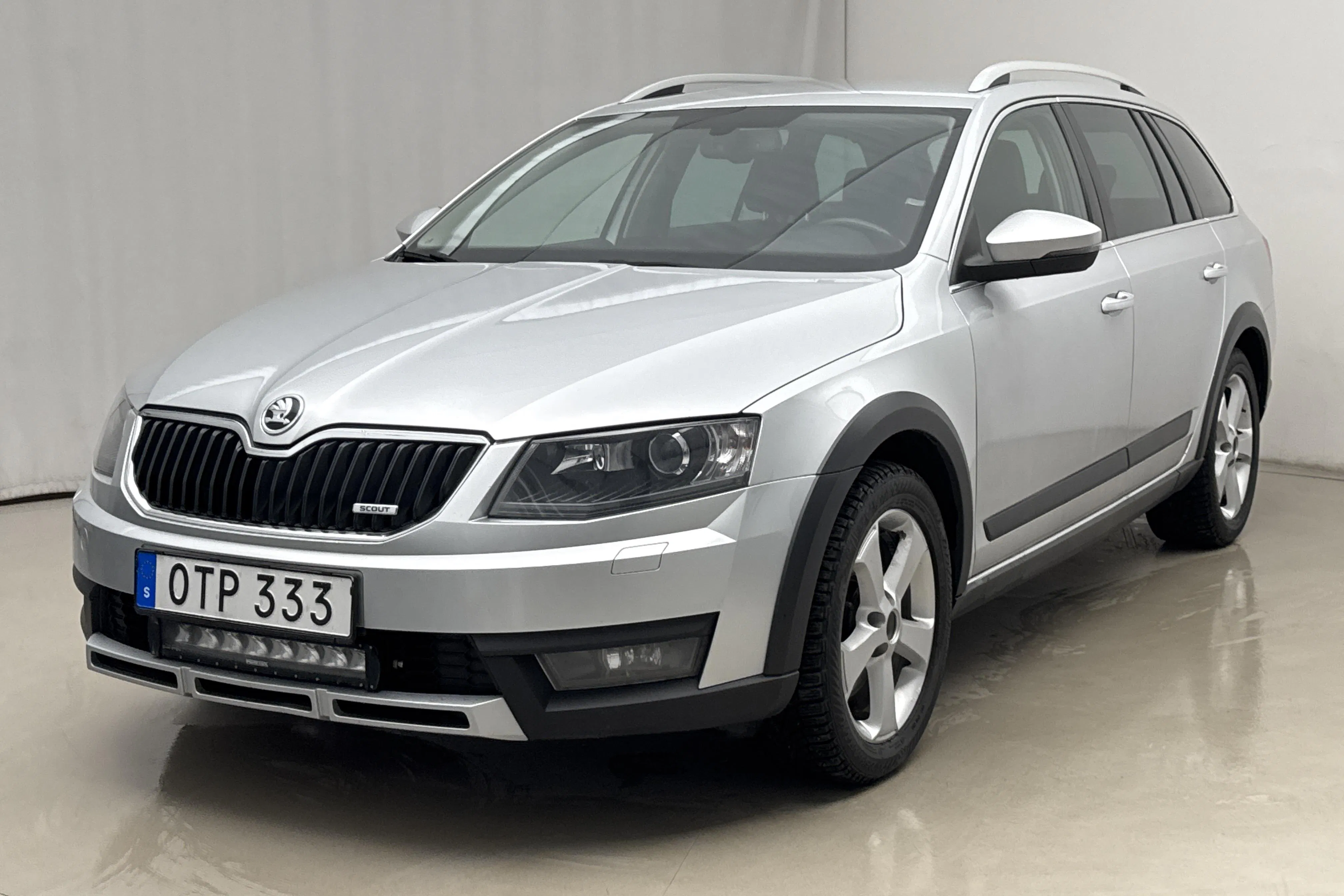 Presentation photo 1 of 18: Skoda Octavia Scout II 2.0 TDI 4X4 (184hk) - 219 010 km - Automatic - silver - 2015
