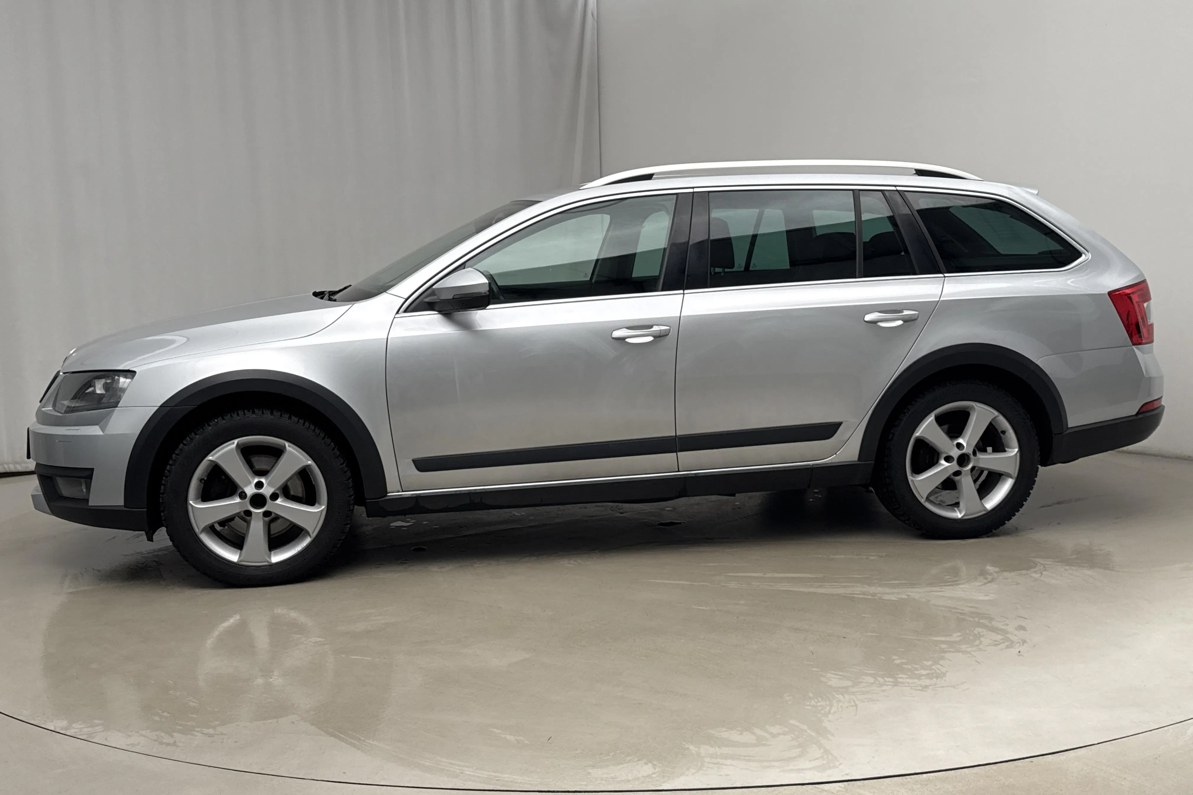 Presentation photo 2 of 18: Skoda Octavia Scout II 2.0 TDI 4X4 (184hk) - 219 010 km - Automatic - silver - 2015