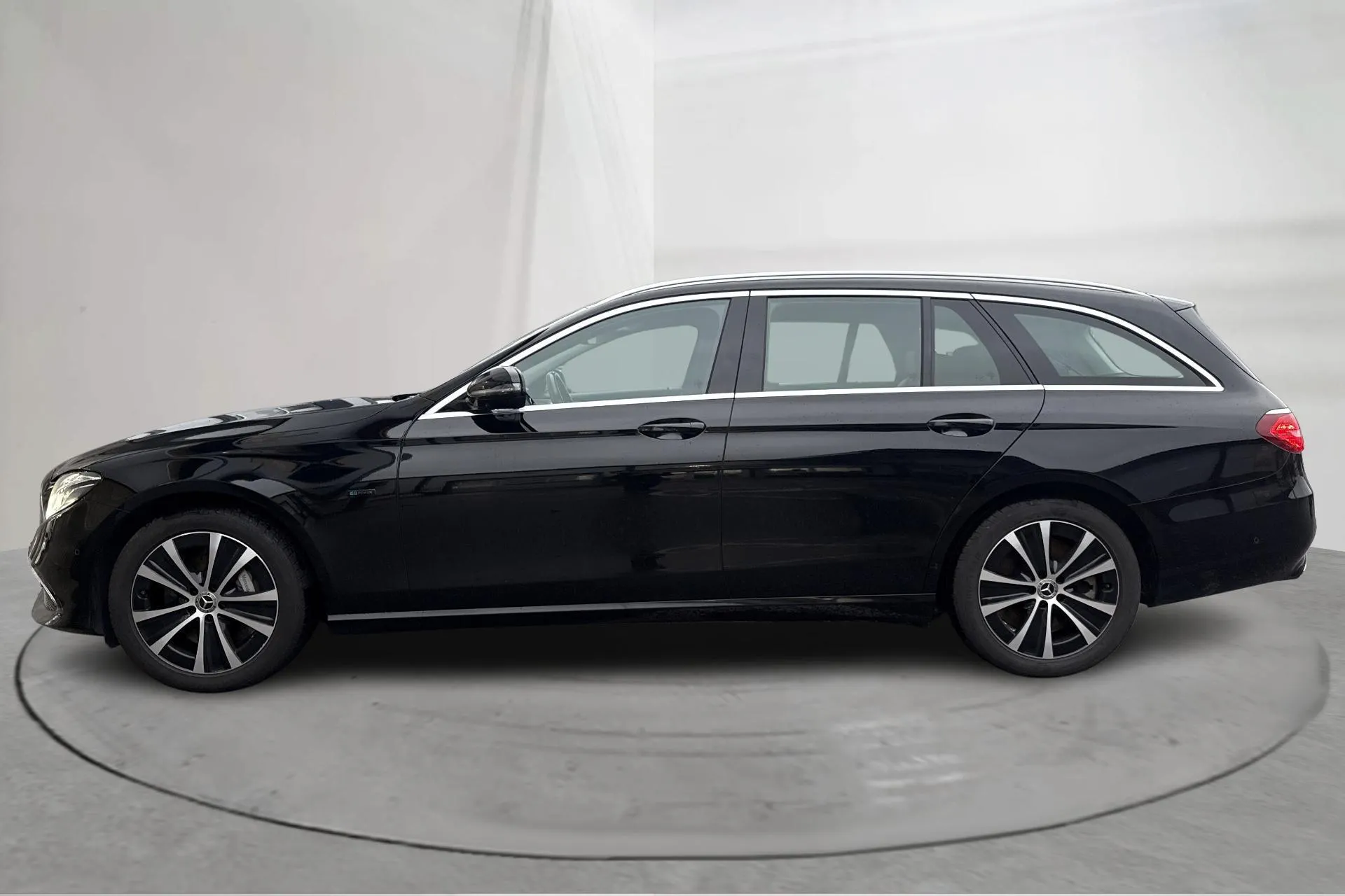 Presentation photo 2 of 23: Mercedes E 300 de Kombi S213 (316hk) - 126 100 km - Automatic - black - 2020