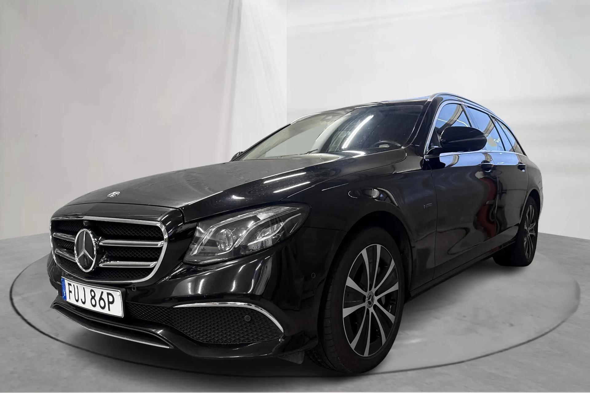 Presentation photo 1 of 23: Mercedes E 300 de Kombi S213 (316hk) - 126 100 km - Automatic - black - 2020