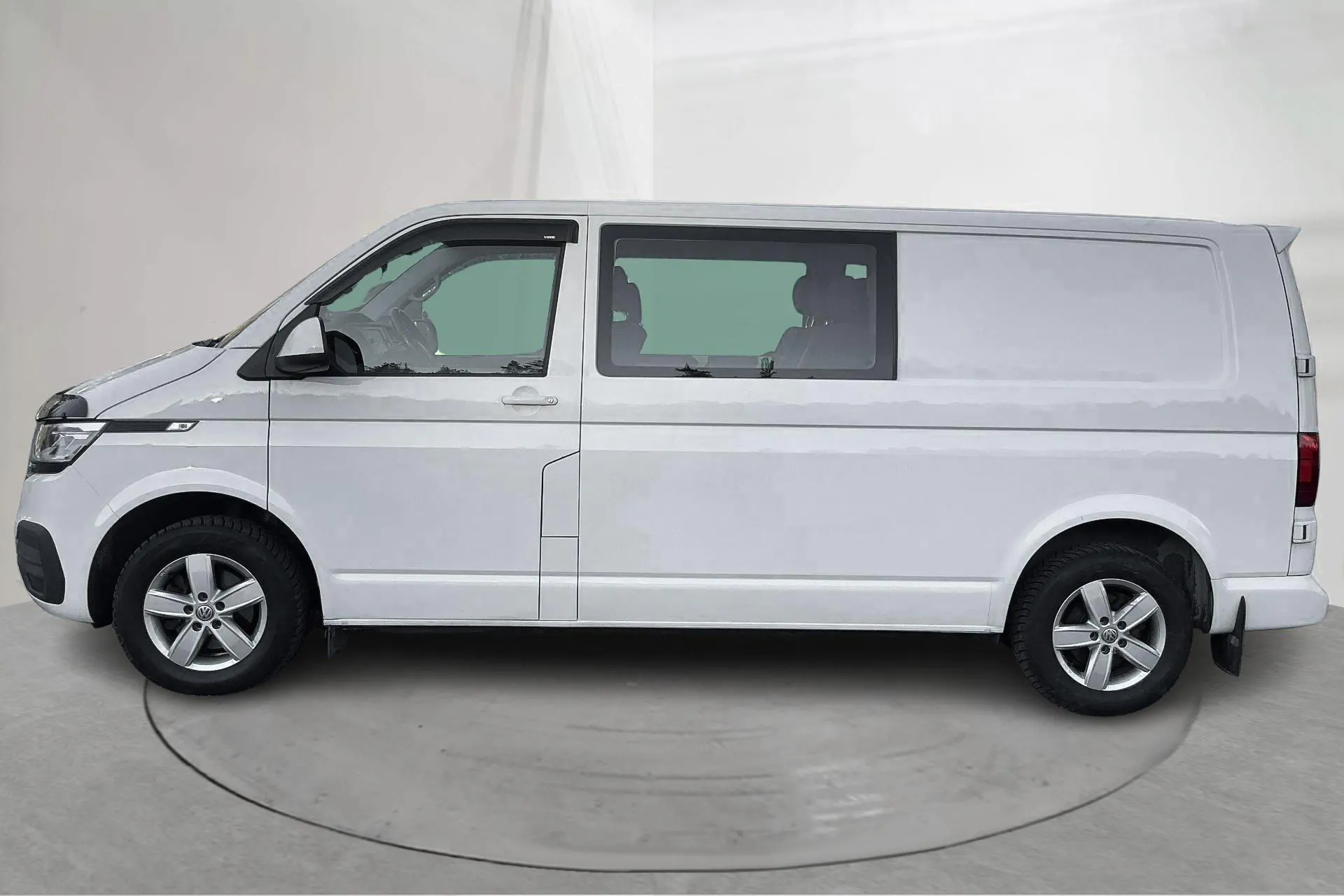 Presentationsfoto 2 av 17: VW Transporter T6 2.0 TDI BMT Skåp (150hk) - 18 352 mil - Automat - vit - 2021