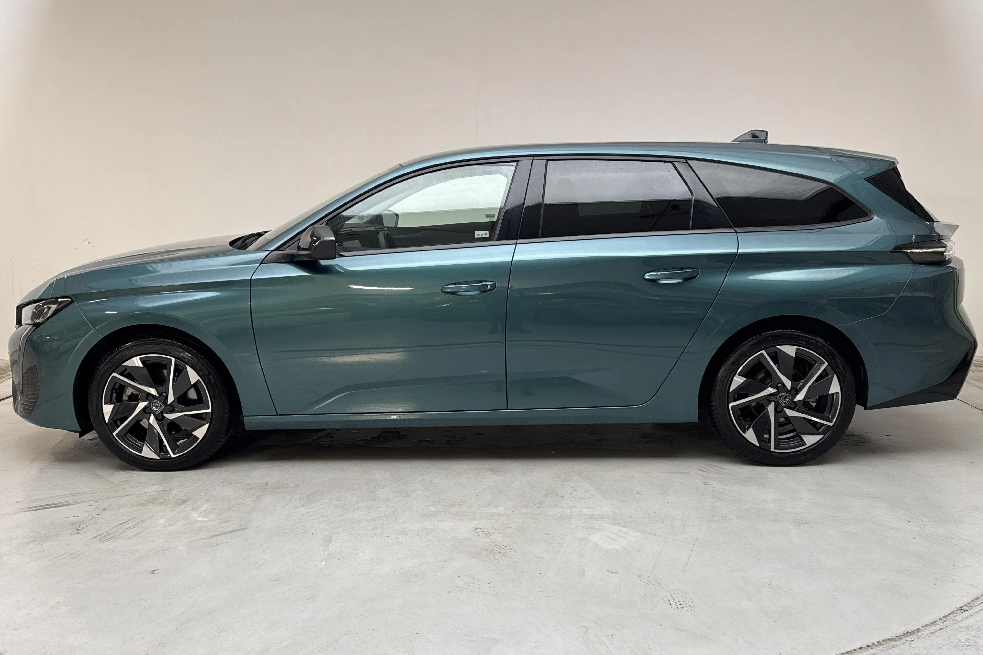Presentationsfoto 2 av 13: Peugeot 308 SW Hybrid 1.2 PureTech (145hk) - 4 299 mil - Automat - blå - 2025