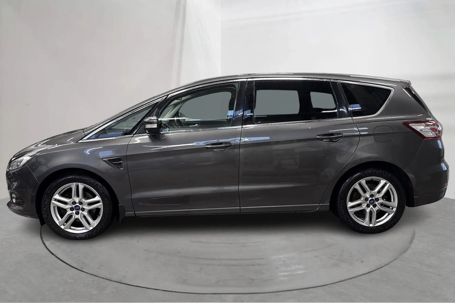 Presentationsfoto 2 av 18: Ford S-MAX 2.0 TDCi (180hk) - 22 810 mil - Automat - grå - 2016
