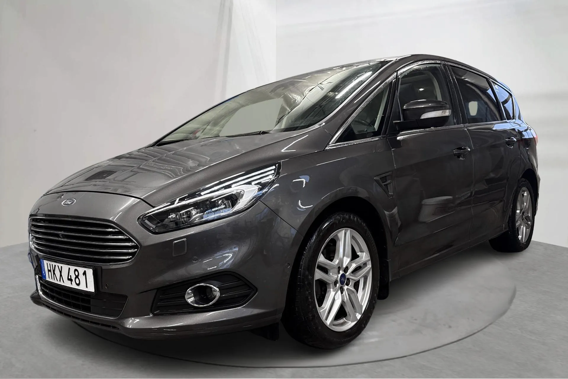 Presentationsfoto 1 av 18: Ford S-MAX 2.0 TDCi (180hk) - 22 810 mil - Automat - grå - 2016