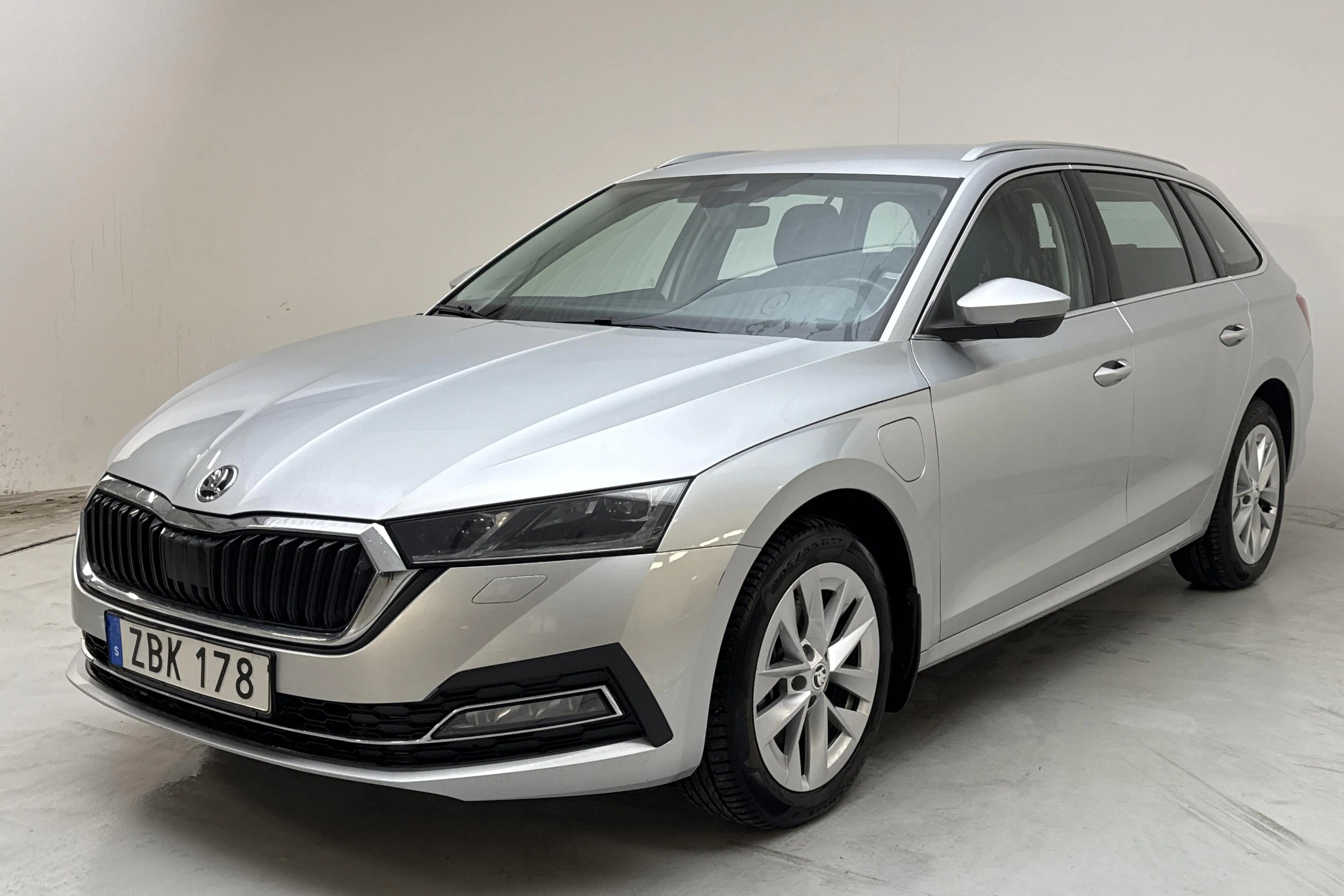 Presentation photo 1 of 16: Skoda Octavia 1.4 iV PHEV Combi (204hk) - 151 740 km - Automatic - light grey - 2024