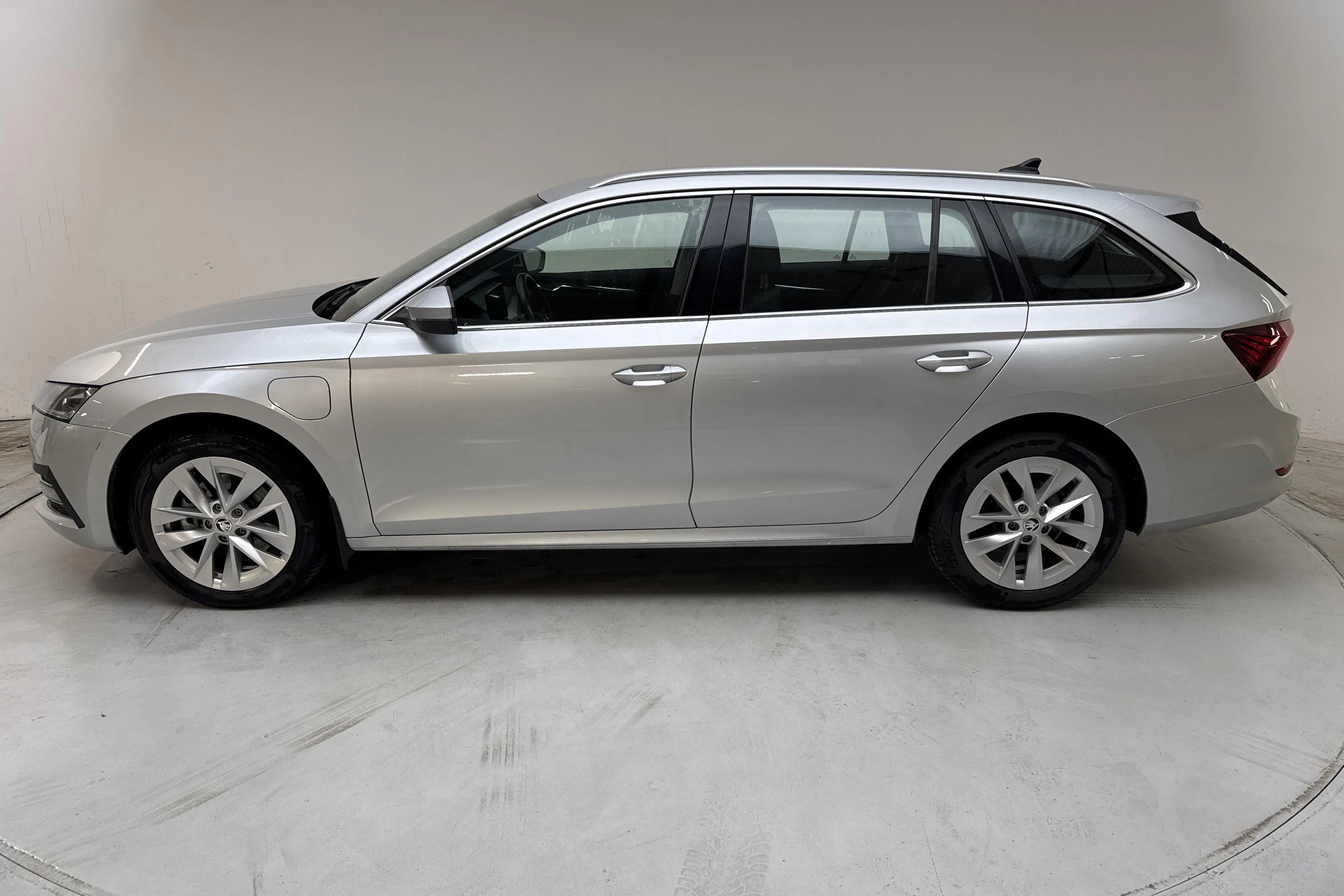 Presentation photo 2 of 16: Skoda Octavia 1.4 iV PHEV Combi (204hk) - 151 740 km - Automatic - light grey - 2024