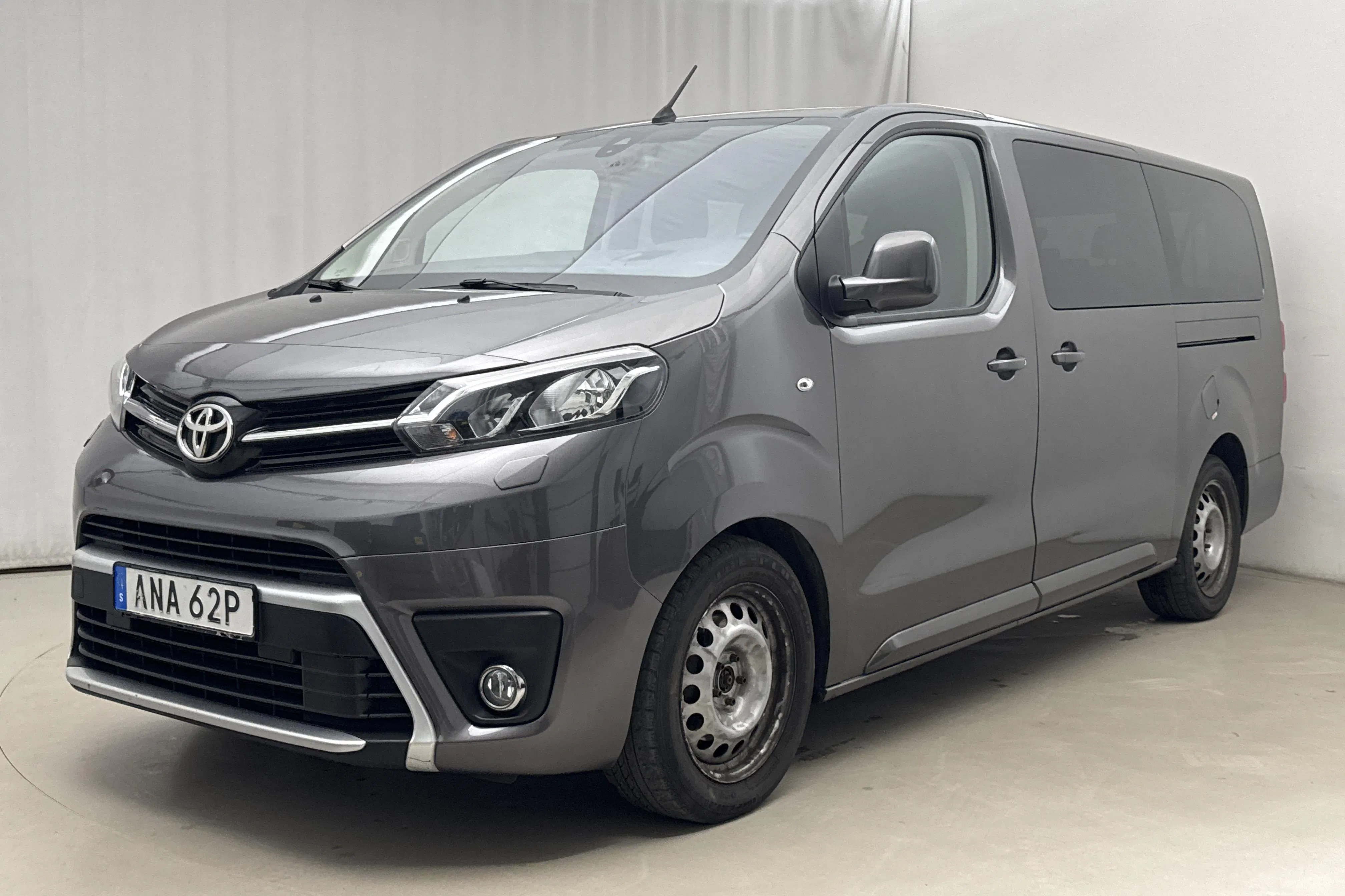 Presentation photo 1 of 16: Toyota PROACE Verso 2.0D (140hk) - 101 980 km - Automatic - dark grey - 2022