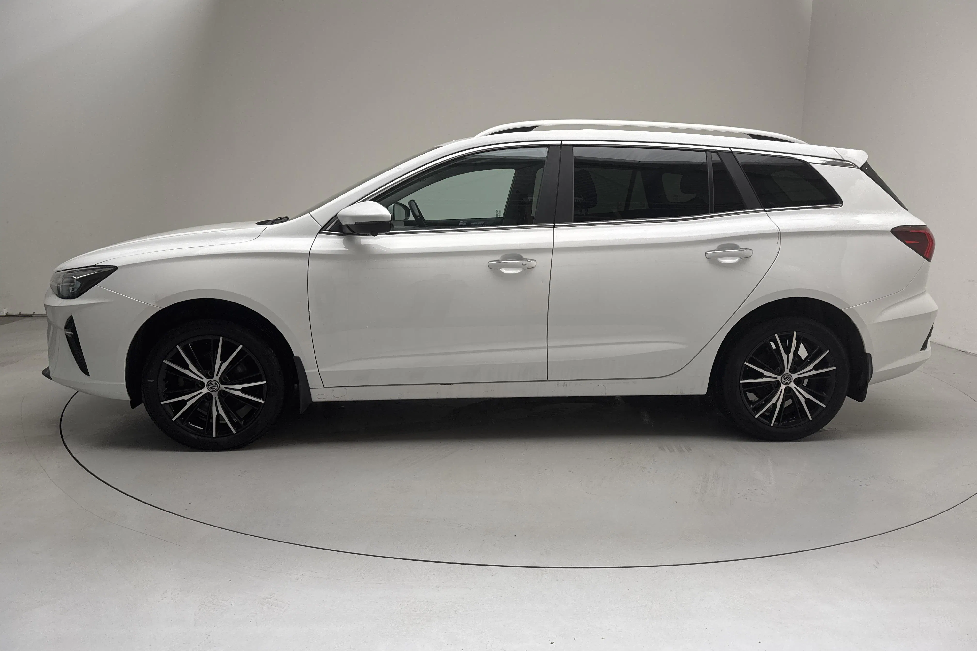 Presentationsfoto 2 av 15: MG MG5 Long Range 61kWh (177hk) - 21 577 mil - Automat - vit - 2023