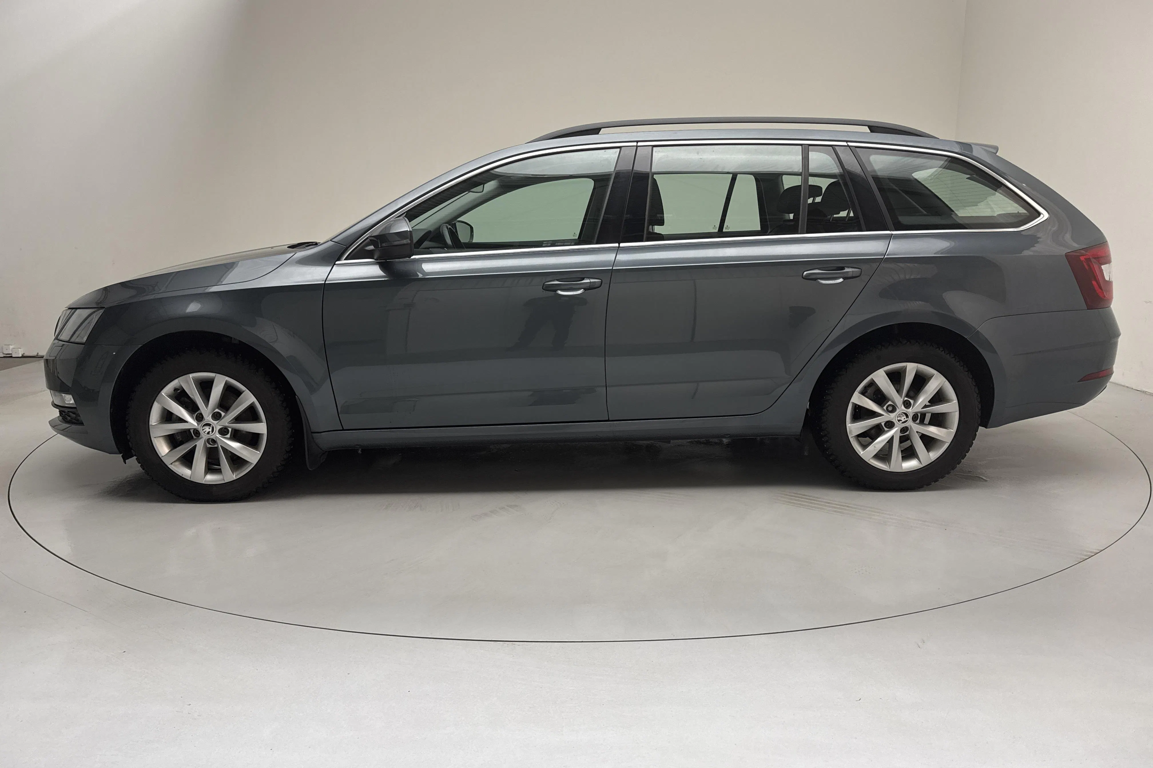 Presentationsfoto 2 av 14: Skoda Octavia III 1.0 TSI Combi (115hk) - 7 909 mil - Manuell - grå - 2020