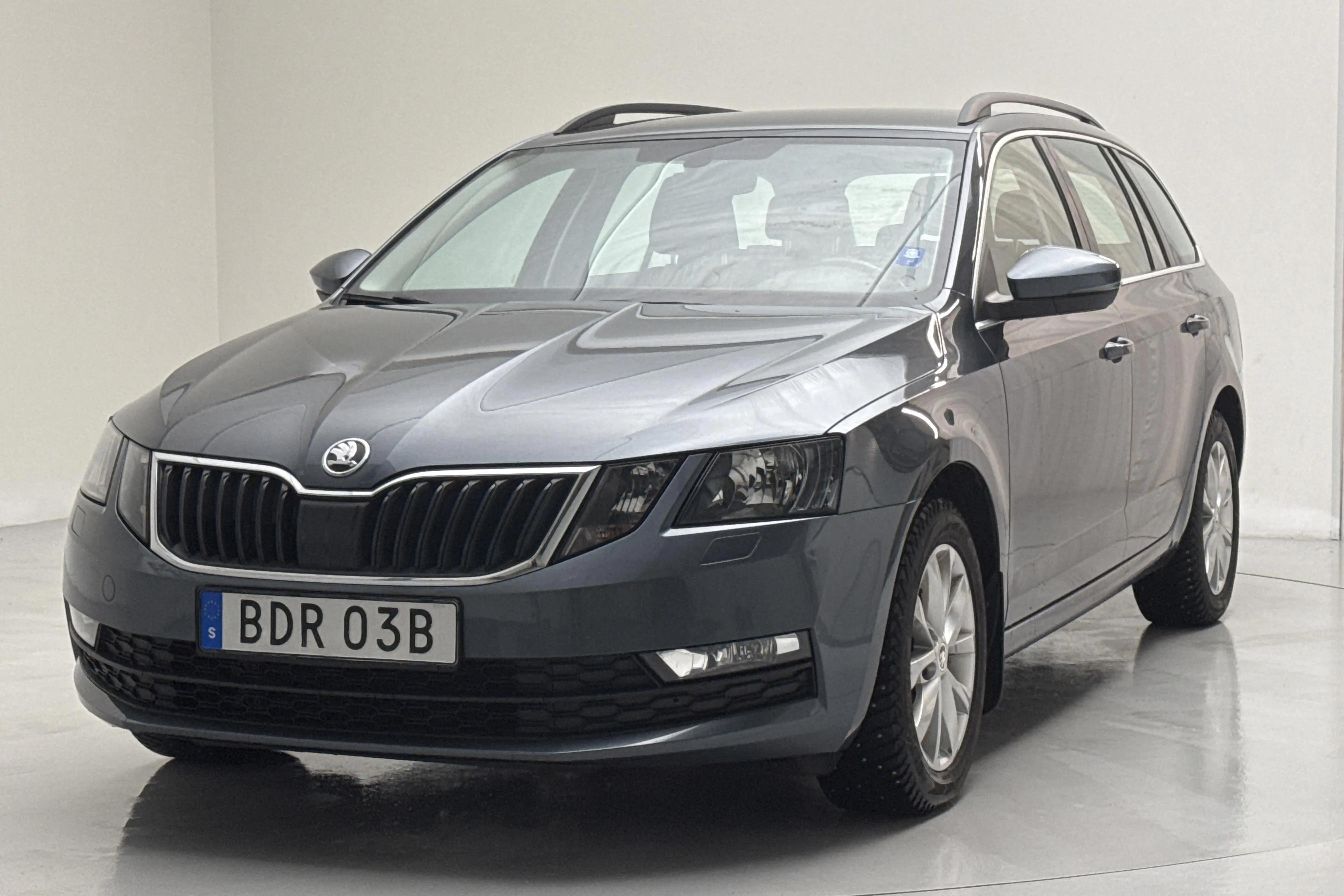 Presentationsfoto 1 av 14: Skoda Octavia III 1.0 TSI Combi (115hk) - 7 909 mil - Manuell - grå - 2020