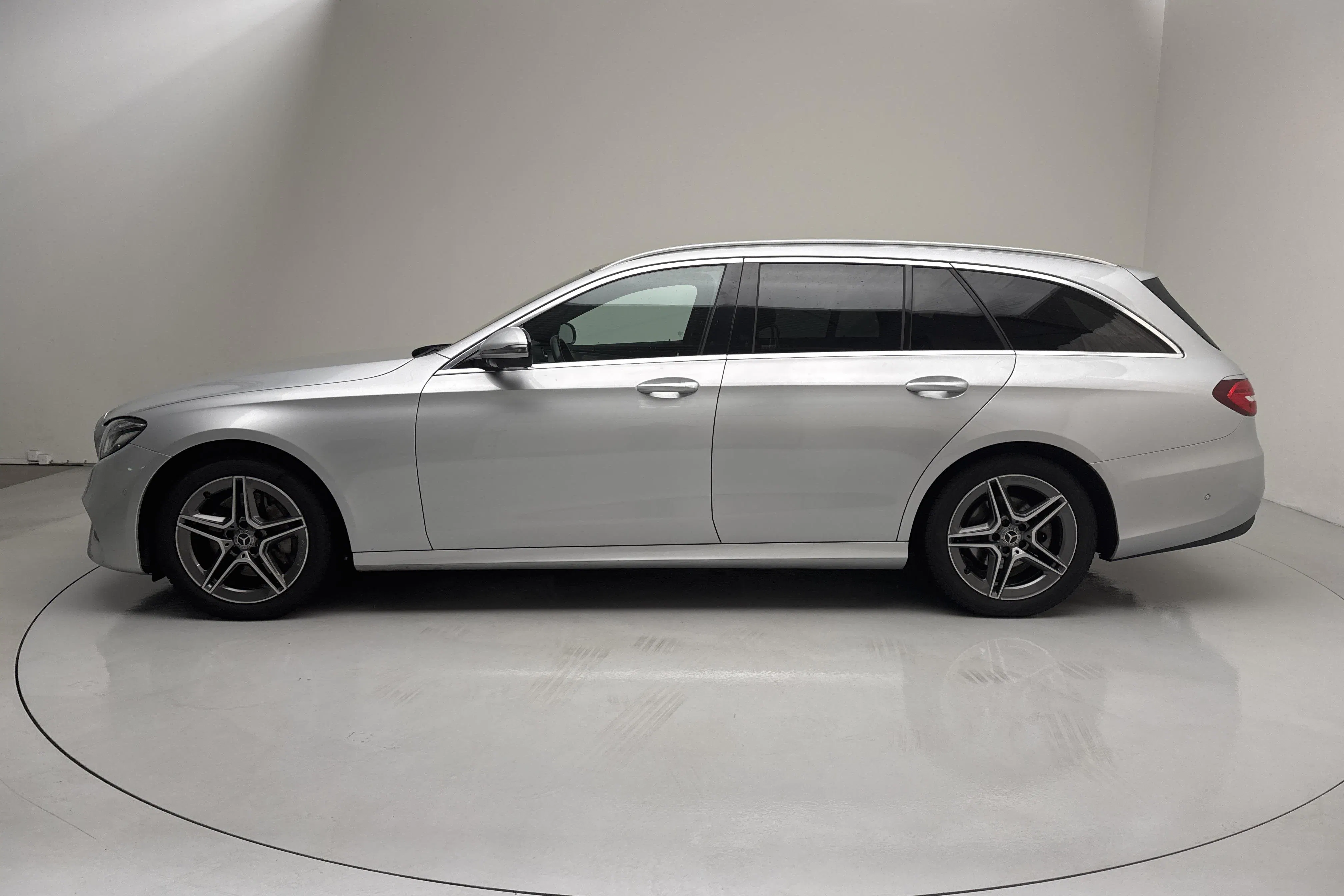 Presentation photo 2 of 16: Mercedes E 220 d Kombi S213 (194hk) - 211 600 km - Automatic - silver - 2018