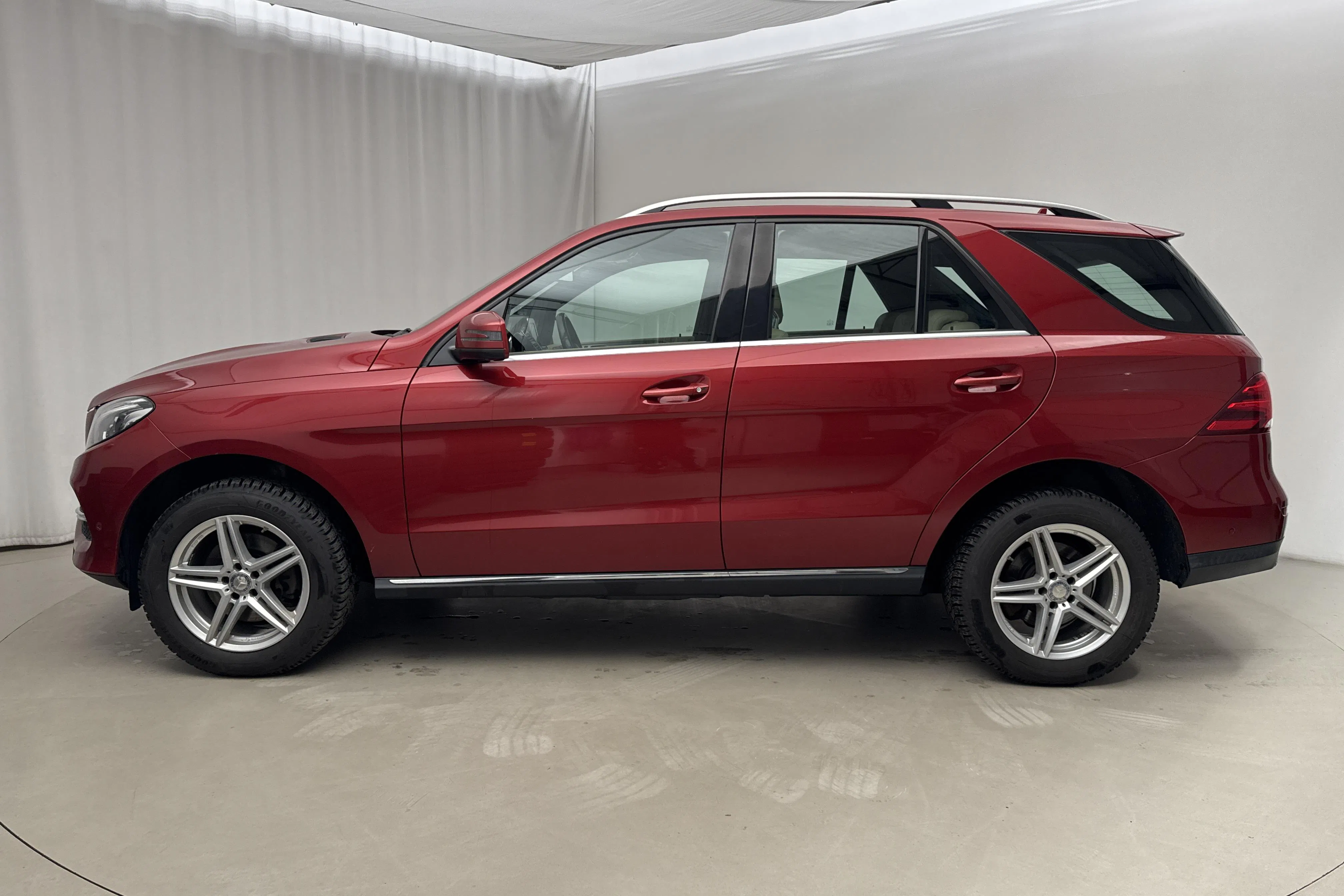 Presentationsfoto 2 av 17: Mercedes GLE 350 d 4MATIC W166 (258hk) - 23 056 mil - Automat - röd - 2017