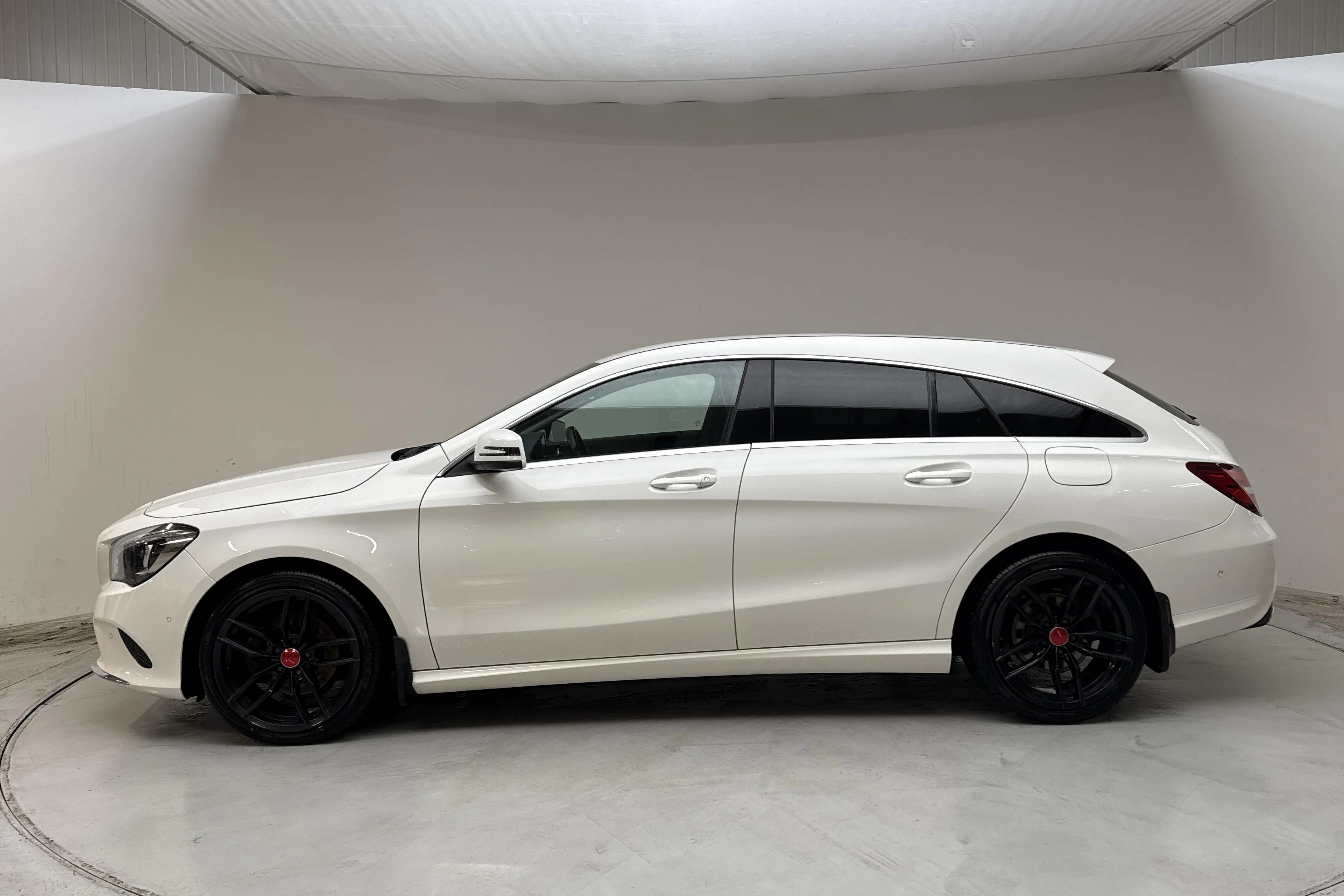 Presentationsfoto 2 av 15: Mercedes CLA 220 d 4MATIC Shooting Brake X117 (170hk) - 13 381 mil - Automat - vit - 2019