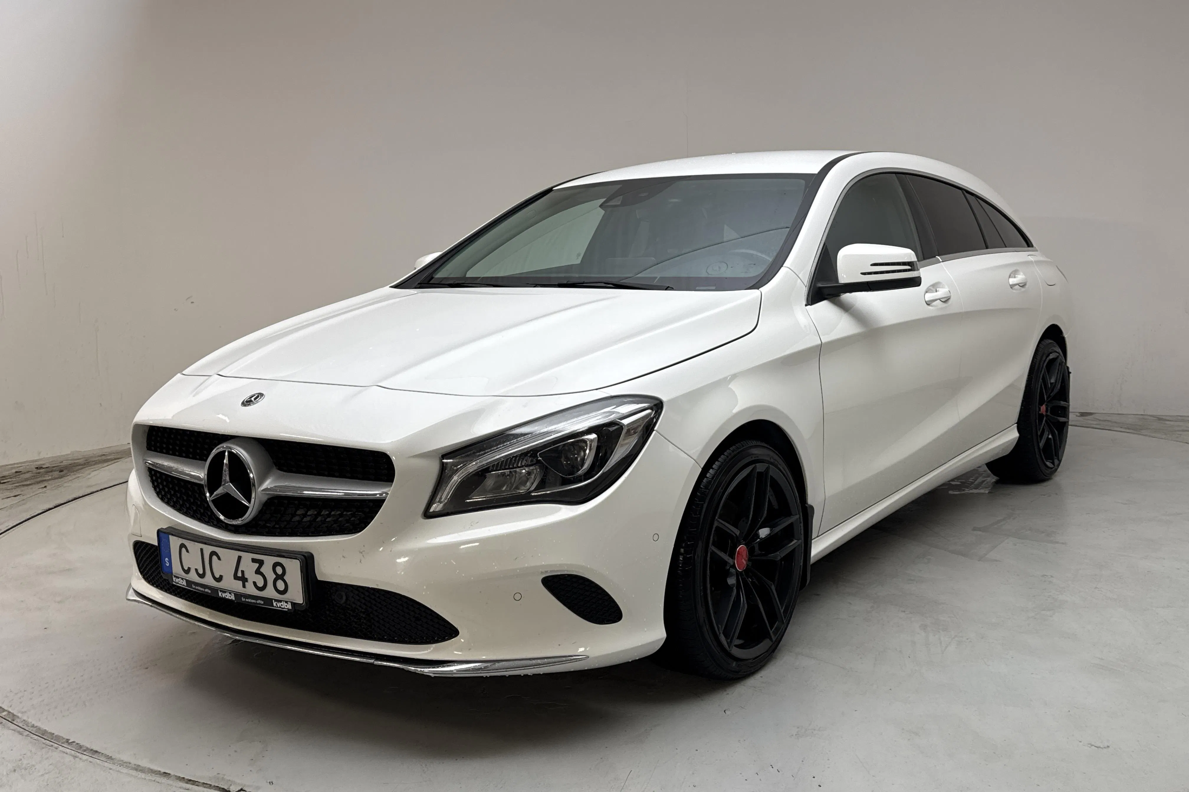Presentationsfoto 1 av 15: Mercedes CLA 220 d 4MATIC Shooting Brake X117 (170hk) - 13 381 mil - Automat - vit - 2019