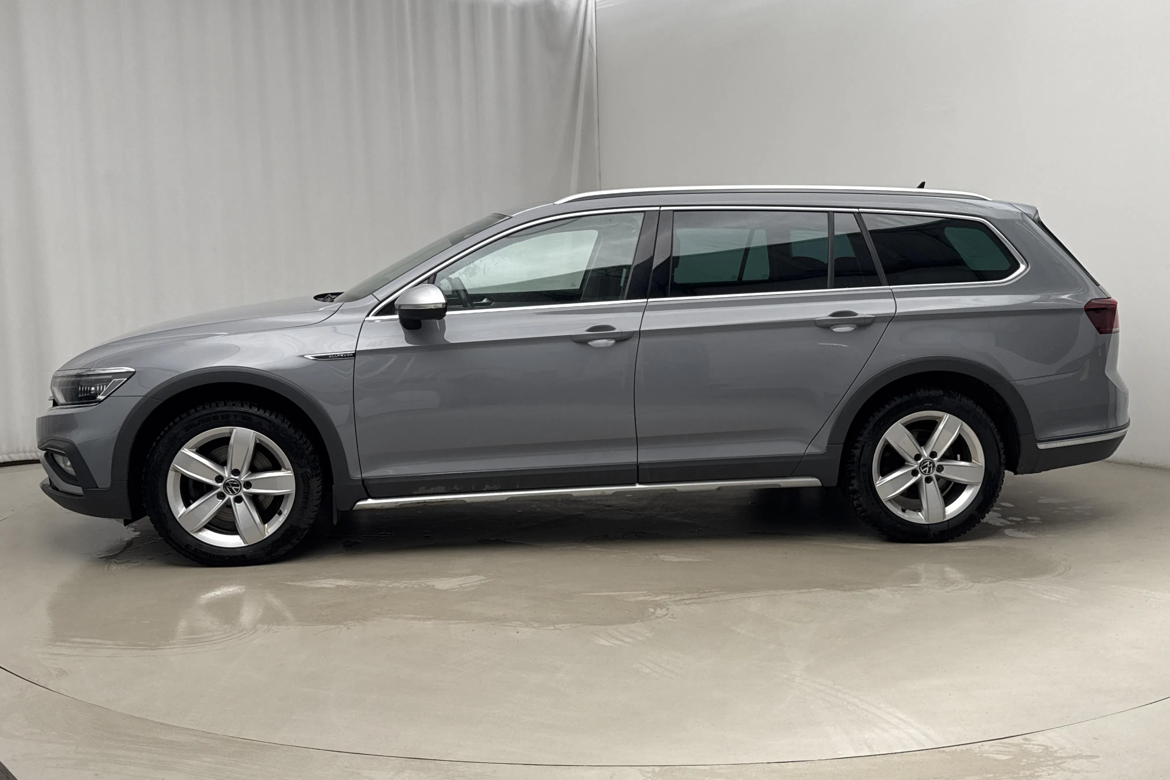 Presentation photo 2 of 20: VW Passat Alltrack 2.0 TDI Sportscombi 4Motion (200hk) - 111 010 km - Automatic - gray - 2023