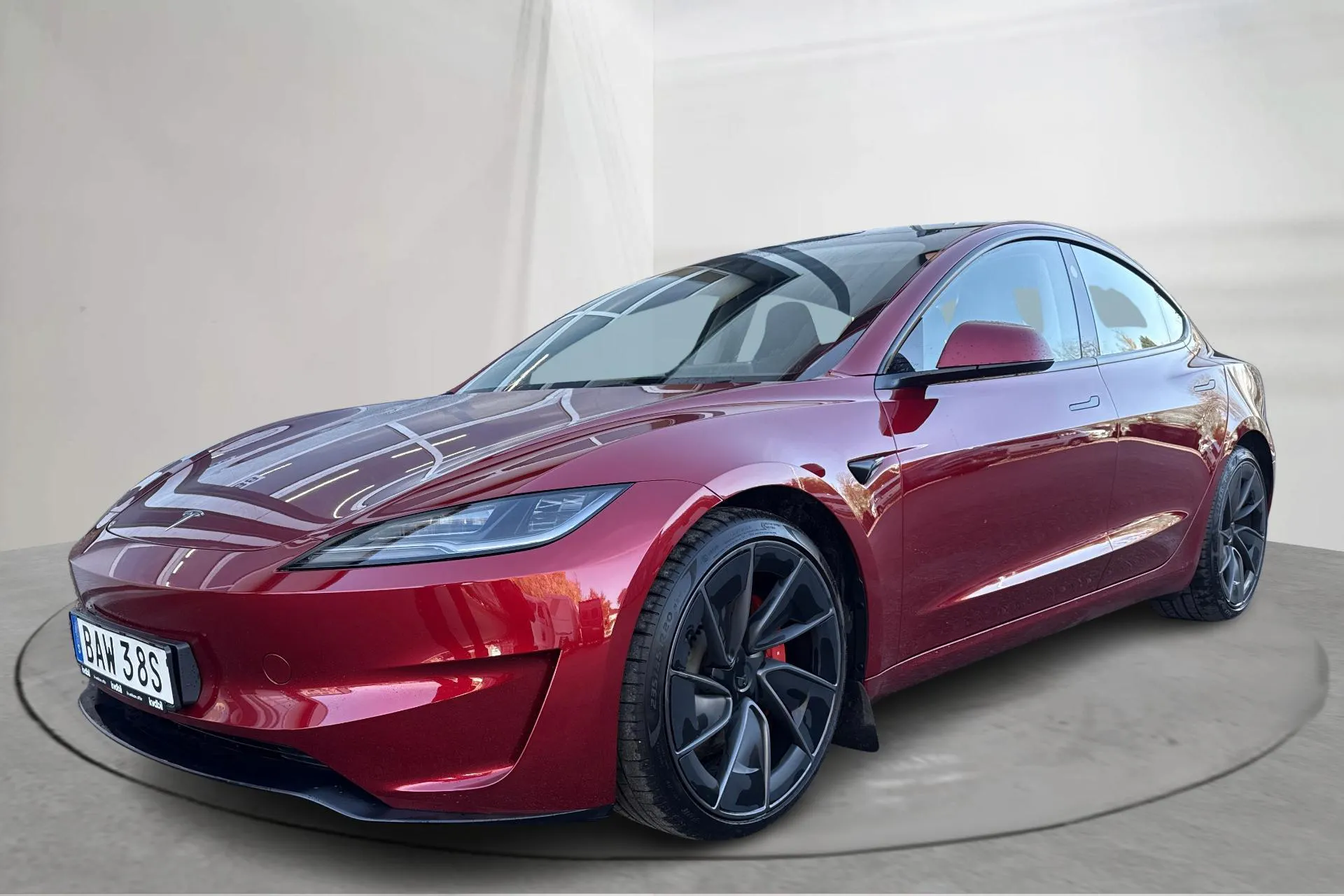 Presentationsfoto 1 av 19: Tesla Model 3 Performance AWD - 1 876 mil - Automat - röd - 2024