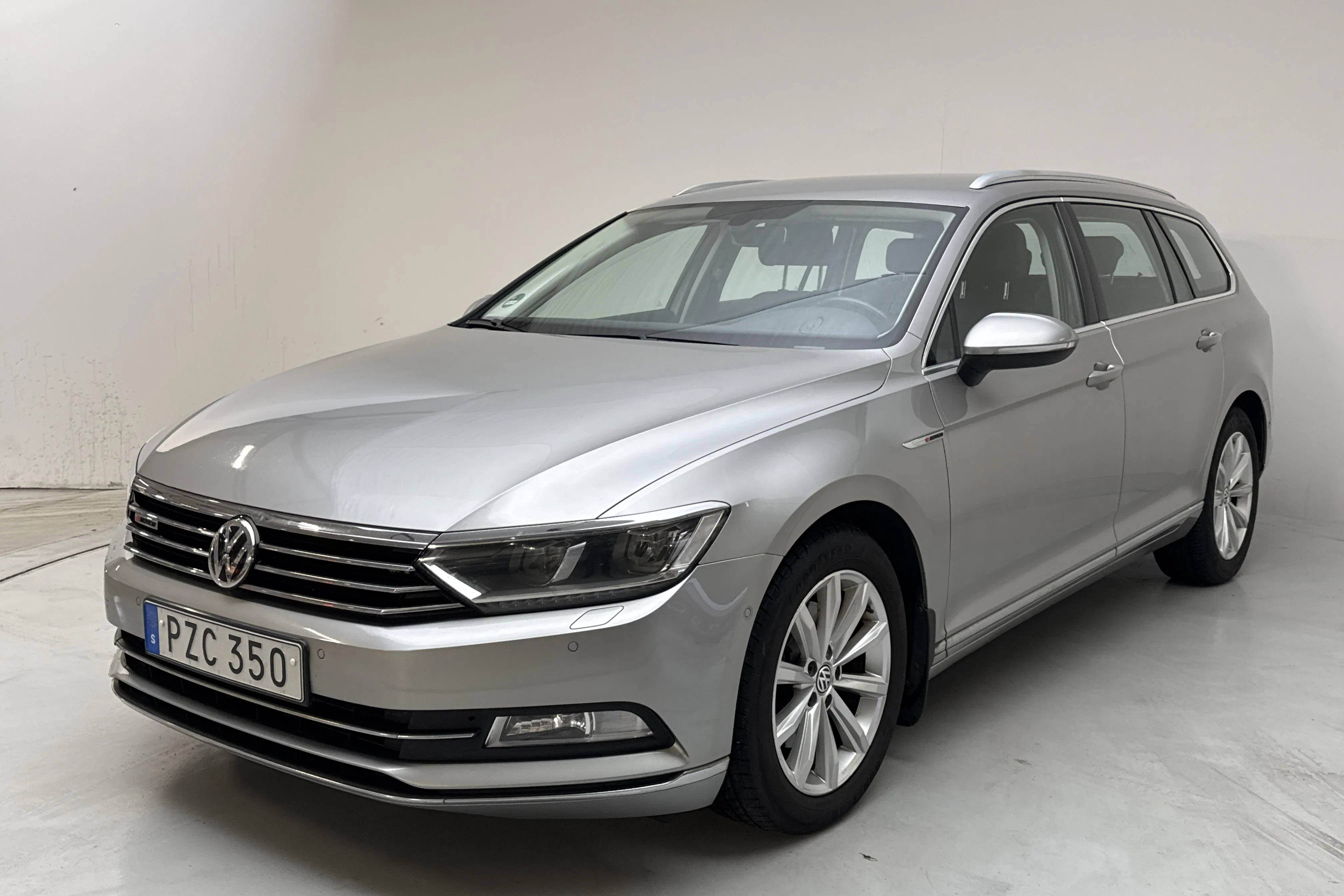 Presentationsfoto 1 av 17: VW Passat 2.0 TDI Sportscombi 4MOTION (190hk) - 18 136 mil - Automat - silver - 2016