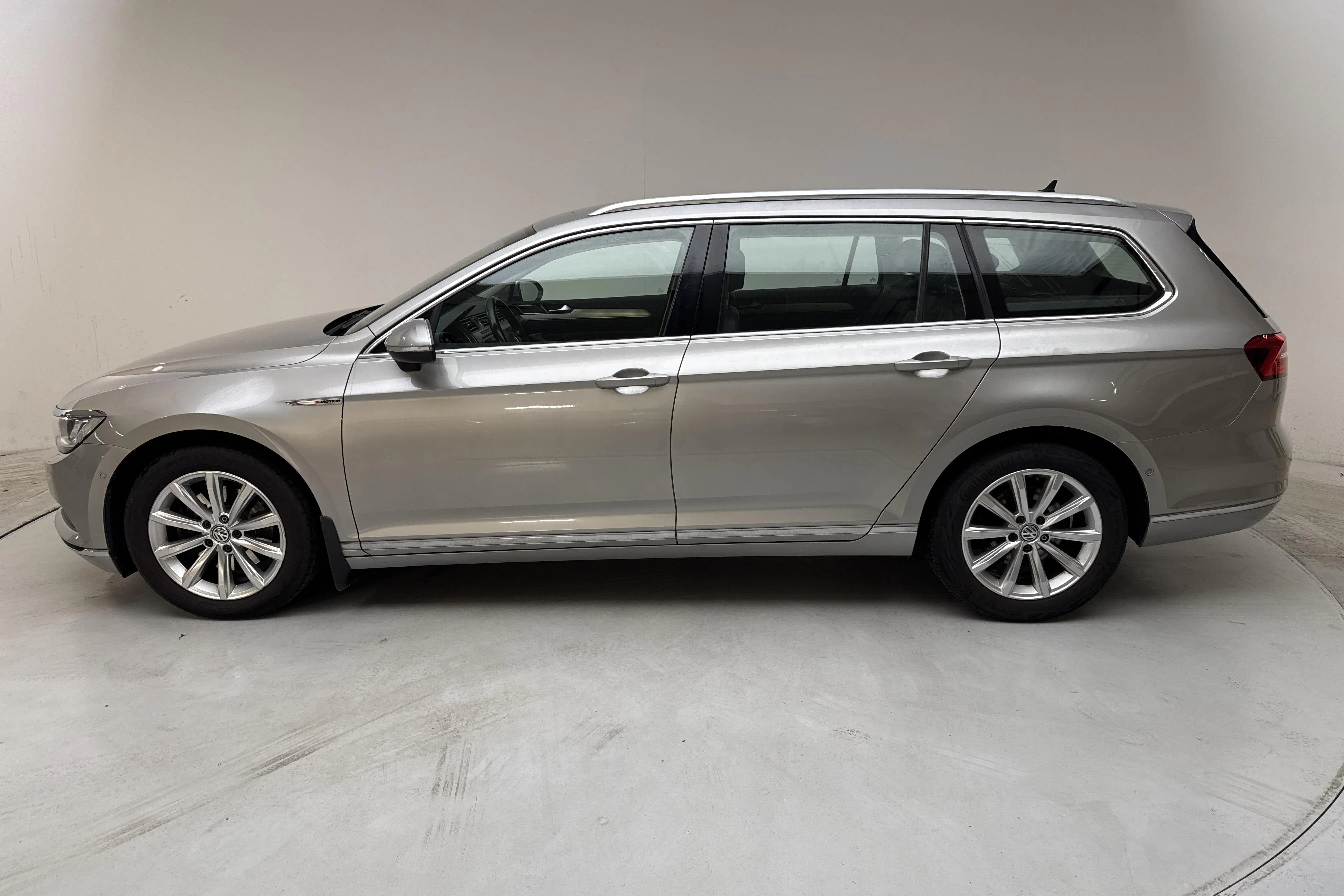 Presentationsfoto 2 av 17: VW Passat 2.0 TDI Sportscombi 4MOTION (190hk) - 18 136 mil - Automat - silver - 2016