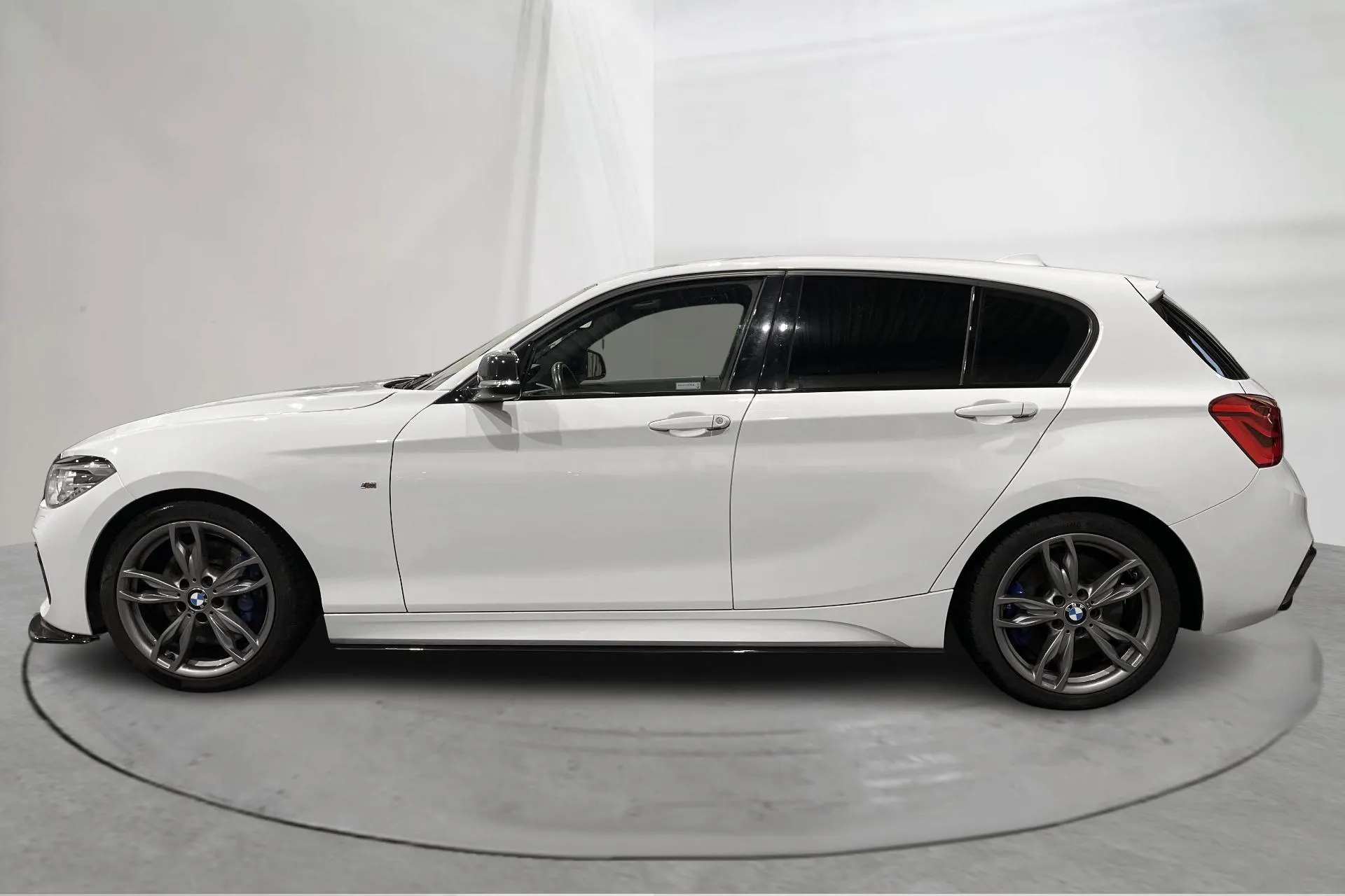 Presentationsfoto 2 av 15: BMW M140i xDrive 5dr, F20 (340hk) - 17 234 mil - Automat - vit - 2017