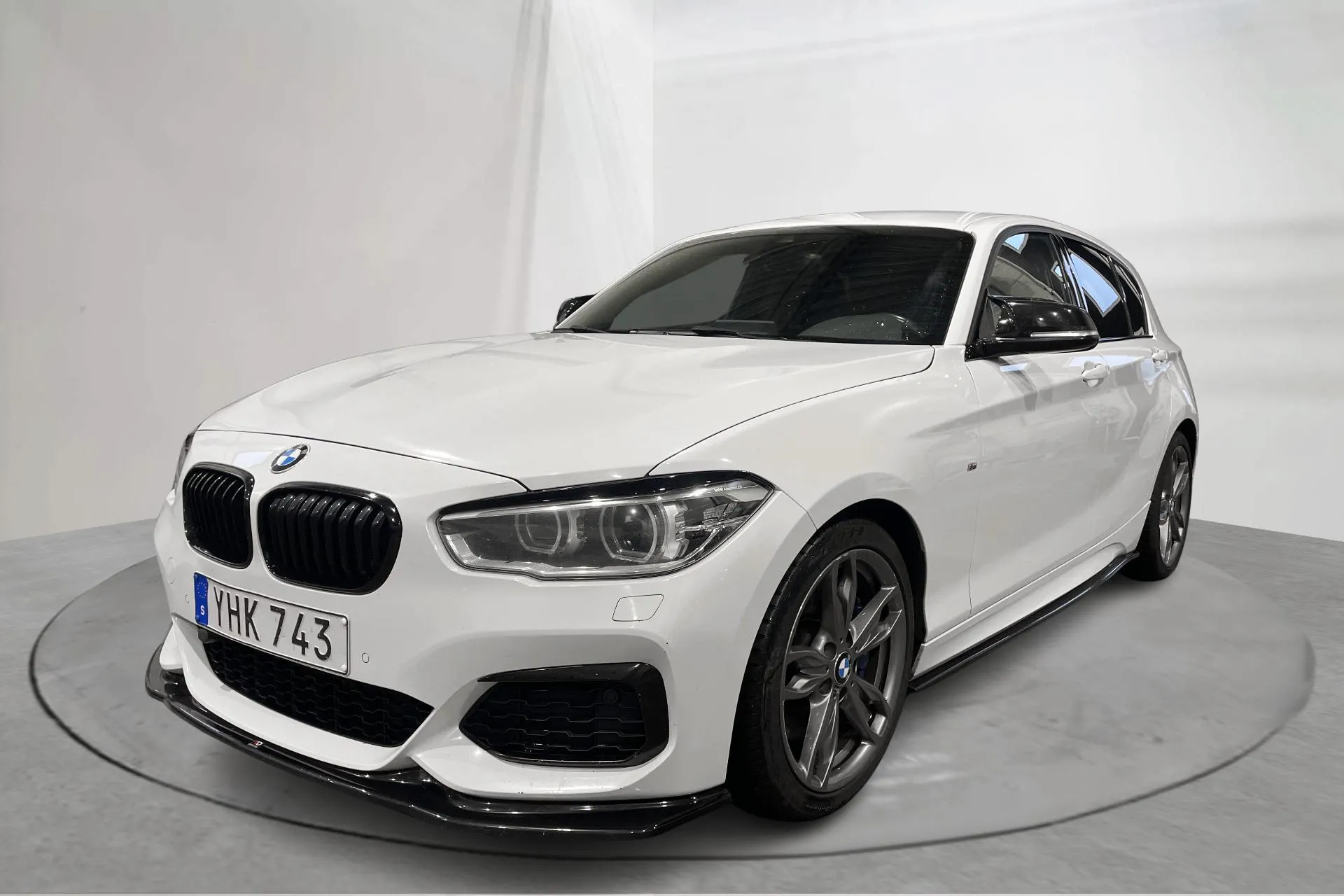Presentationsfoto 1 av 15: BMW M140i xDrive 5dr, F20 (340hk) - 17 234 mil - Automat - vit - 2017