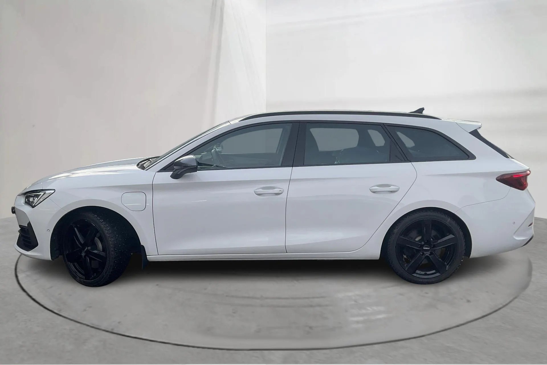 Presentation photo 2 of 19: Cupra Leon VZ 1.4 e-HYBRID Sportstourer (245hk) - 28 410 km - Automatic - white - 2024