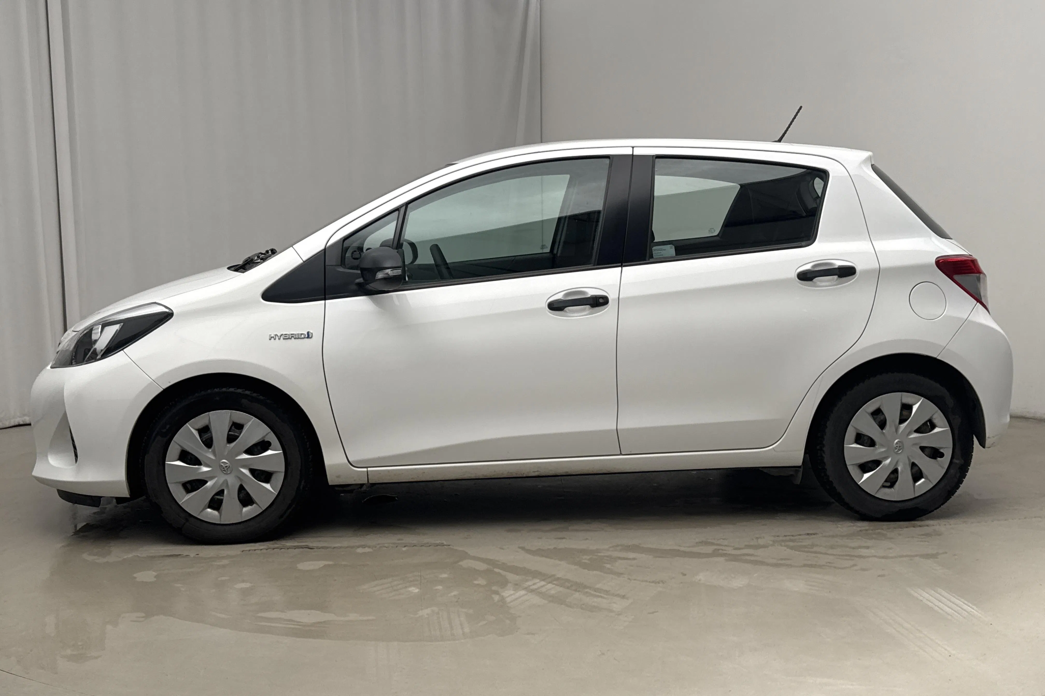 Presentationsfoto 2 av 16: Toyota Yaris 1.5 HSD 5dr (75hk) - 7 844 mil - Automat - vit - 2013